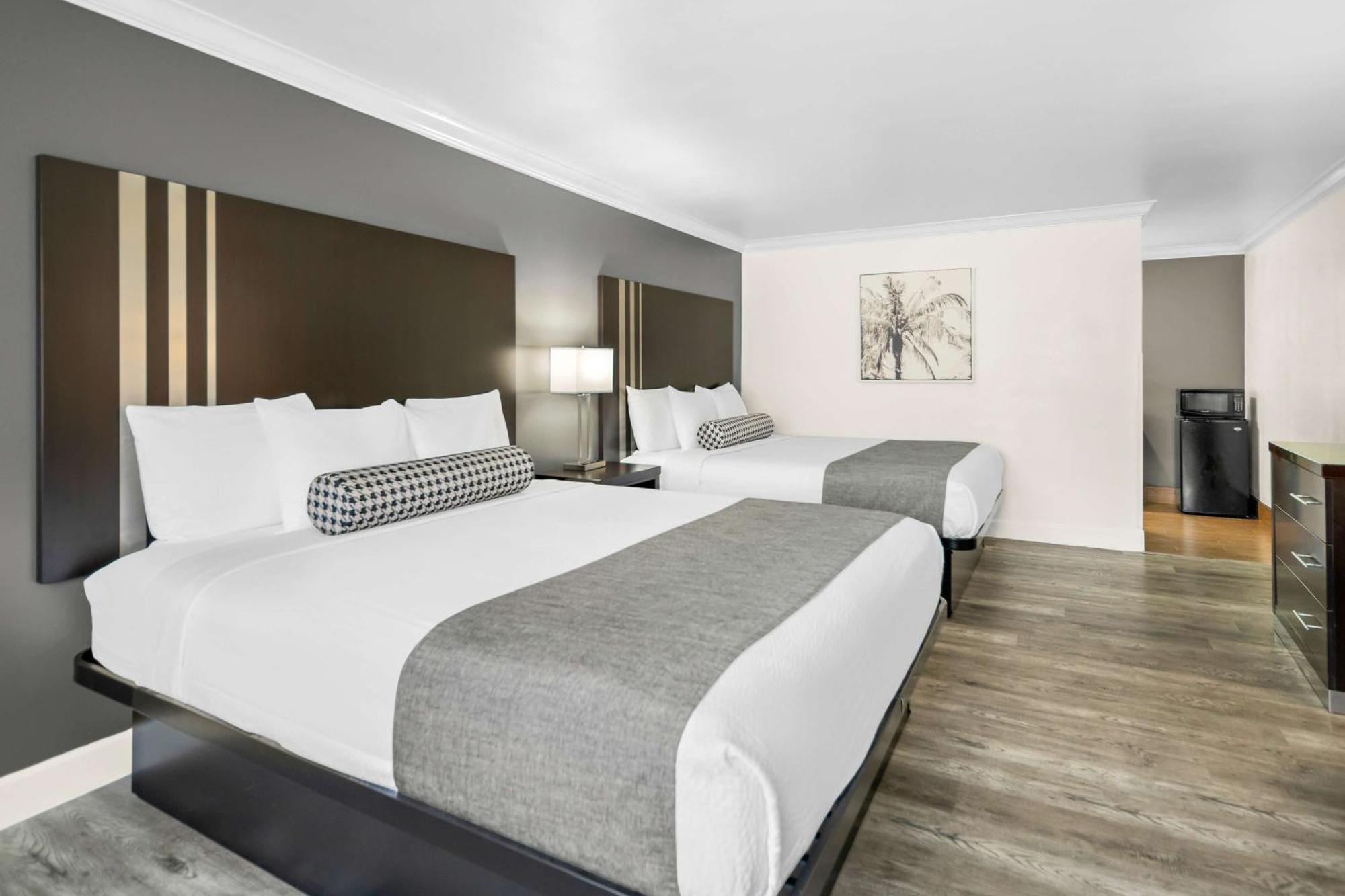 Corner King Room Two King Beds Non-Smoking