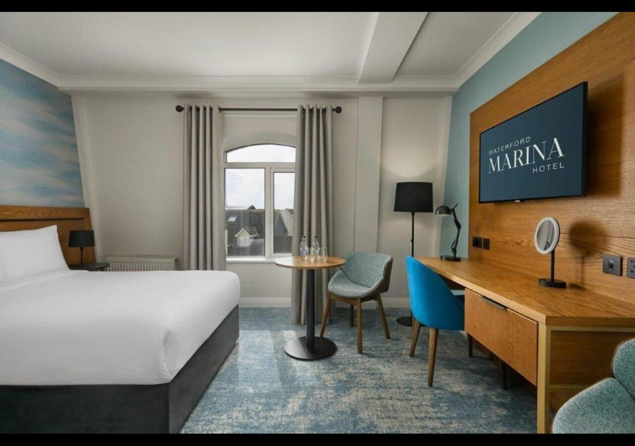 King Riverview Room