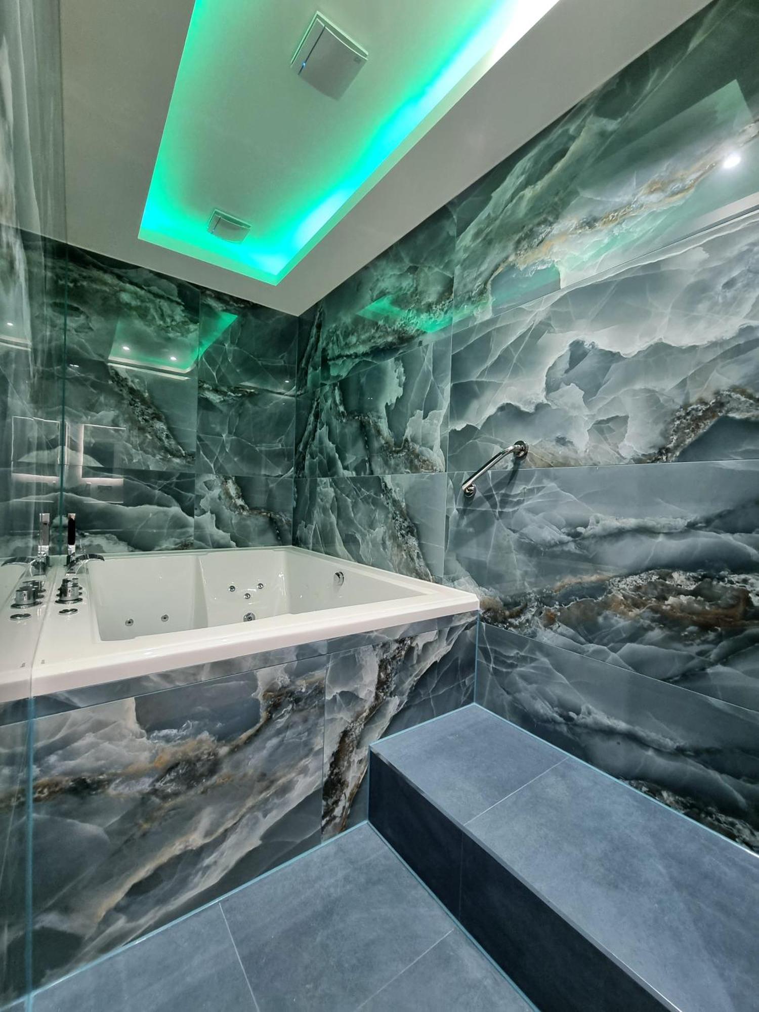 Signature Jacuzzi Suite