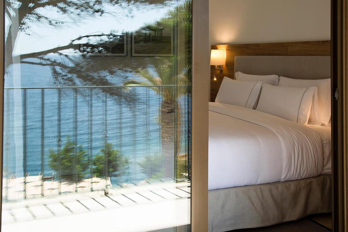 Quarto com Cama de Casal ou 2 de Solteiro com Cama Extra e Vista do Mar
