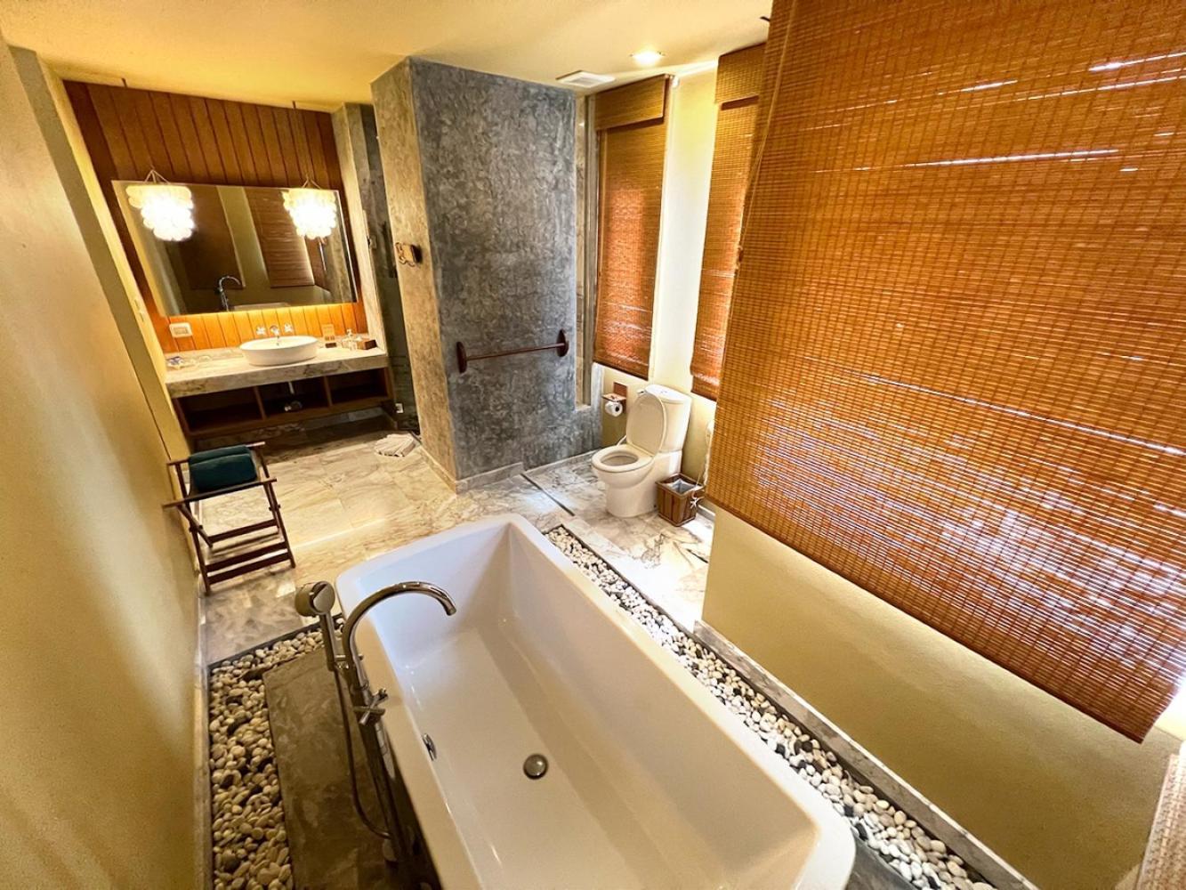 Grand Deluxe Pool Access