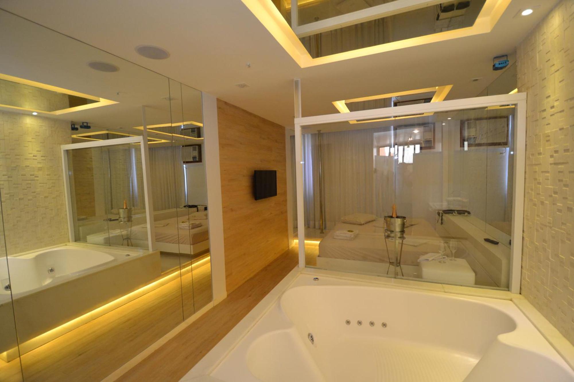 Luxury Suite Spa Bath