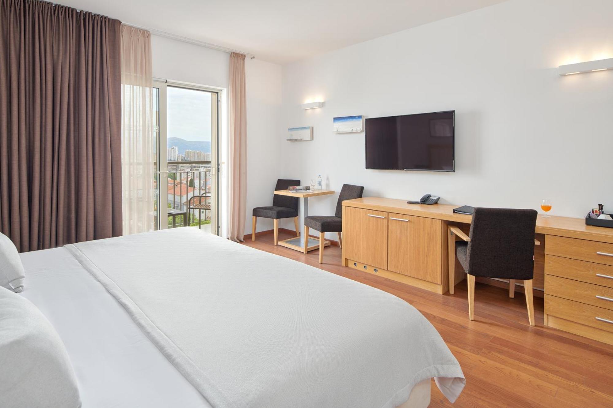 Classic Double or Twin Room Balcony City View