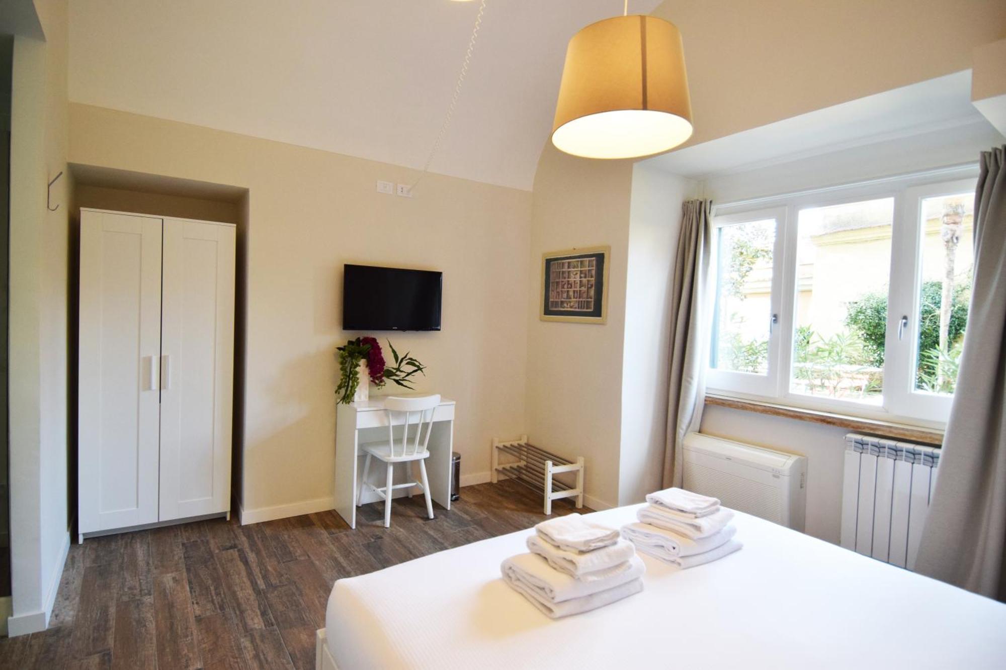 Queen Room Garden View