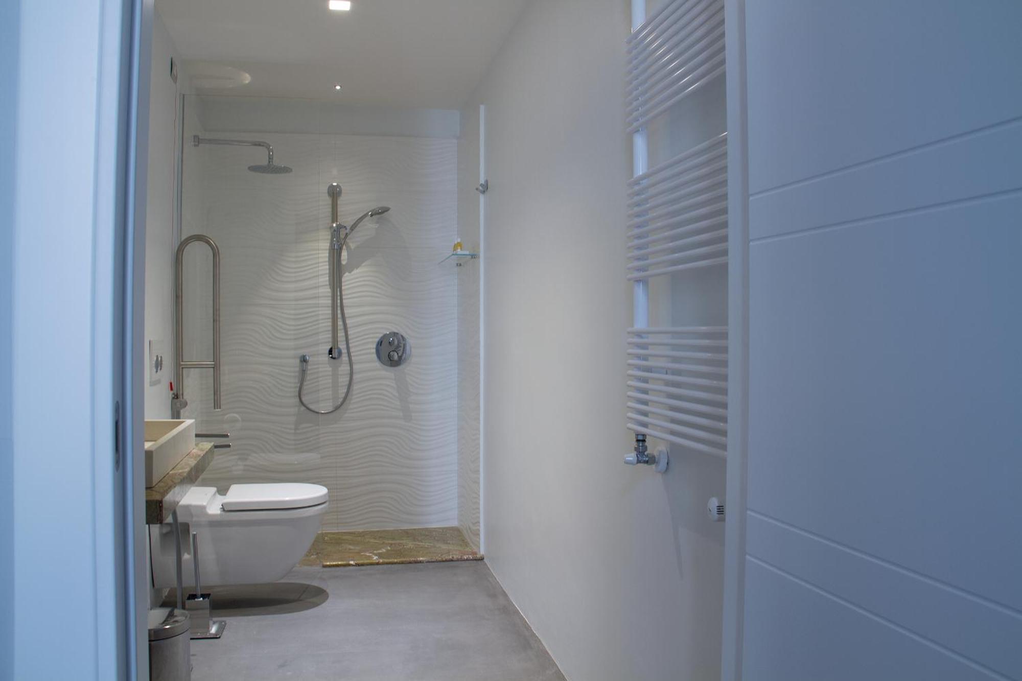 Single Room Private External Bathroom