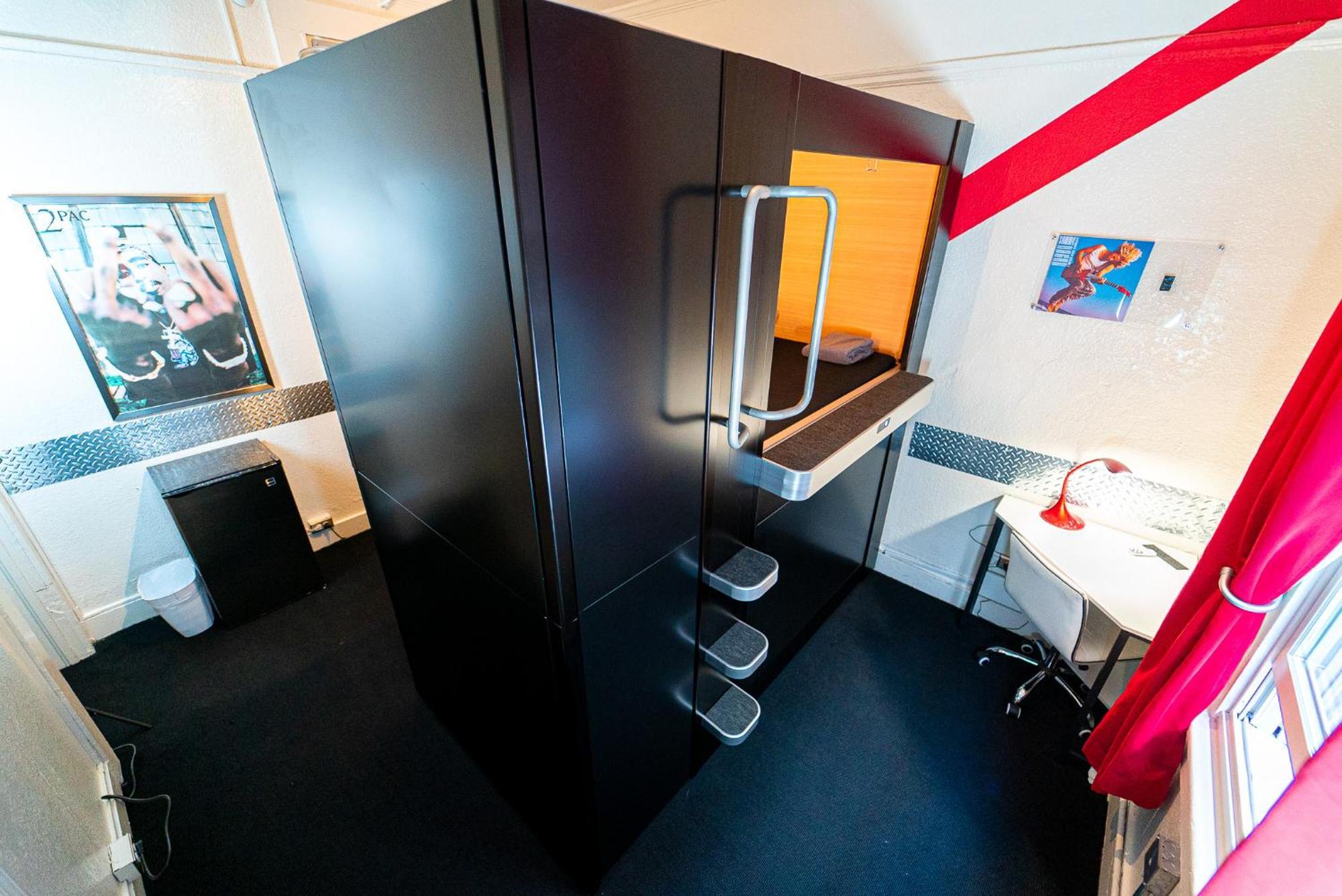 Single Bed 2 Bed Female Capsule Room
