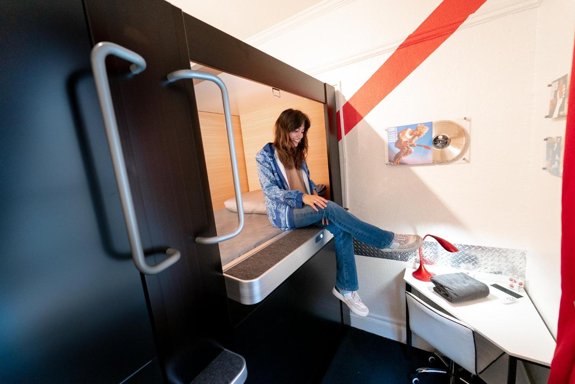 Single Bed 2 Bed Female Capsule Room