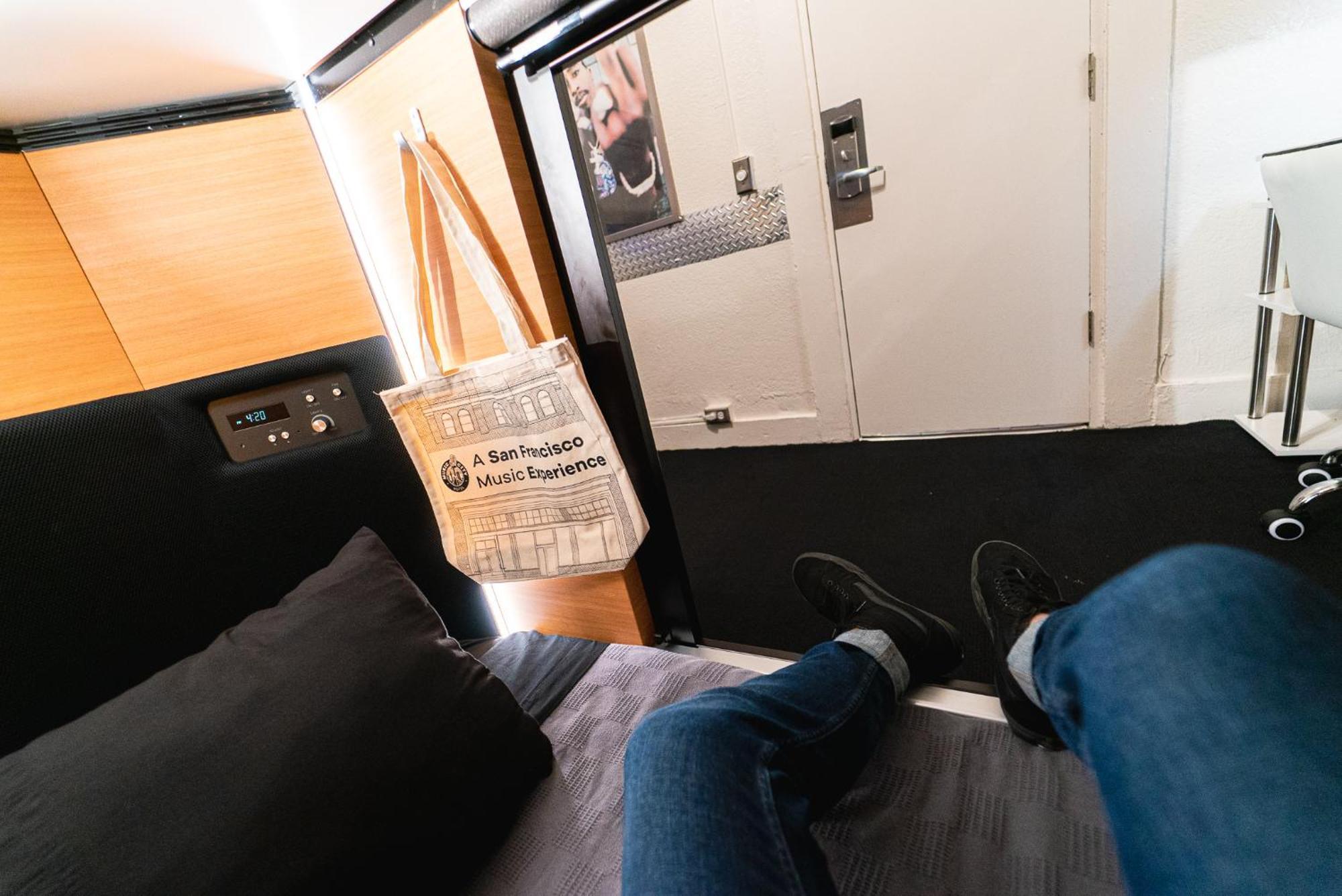 Single Bed 2 Bed Male Capsule Room