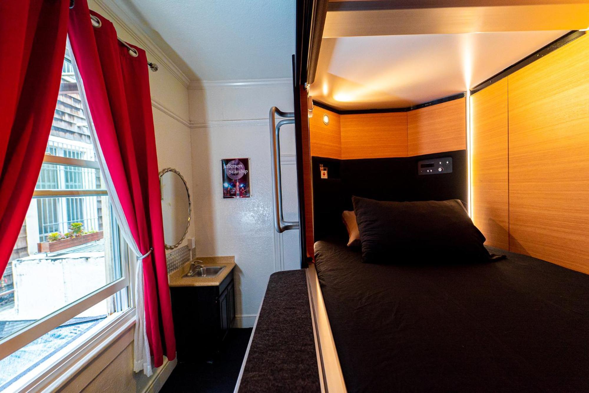 Single Bed 2 Bed Female Capsule Room