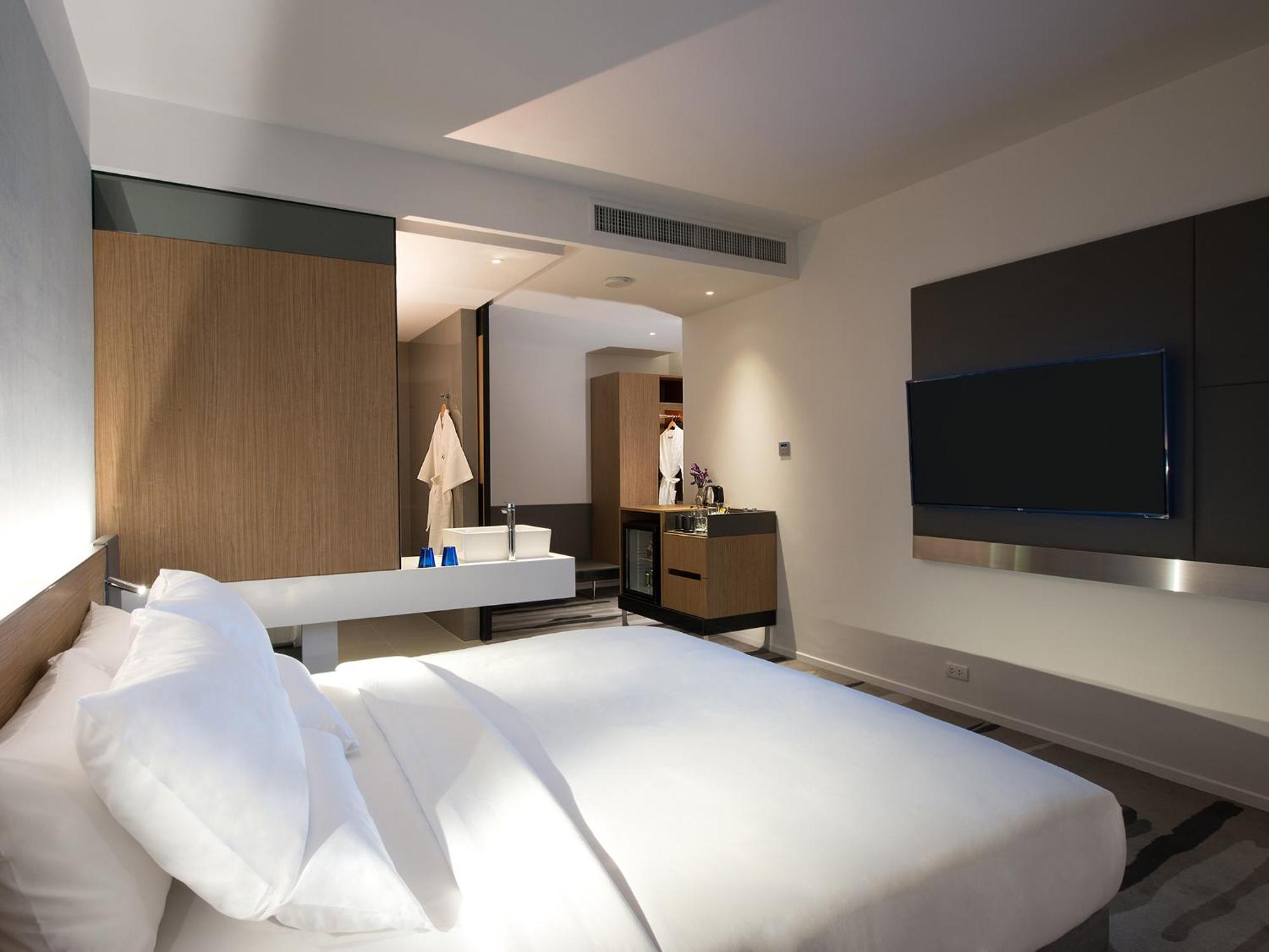 Grand Deluxe King Room Bathtub