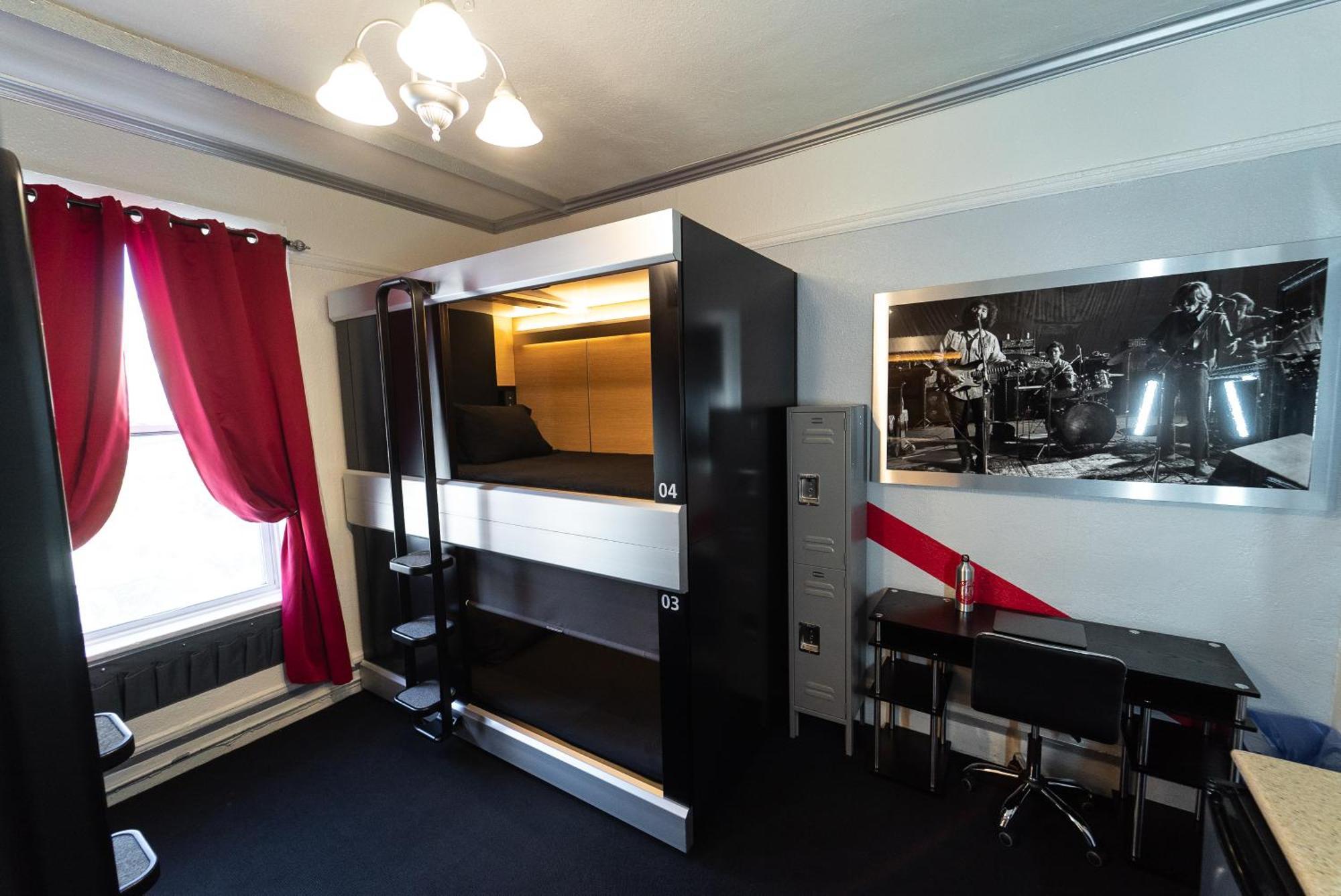 Single Bed 4-Bed Female Capsule Room