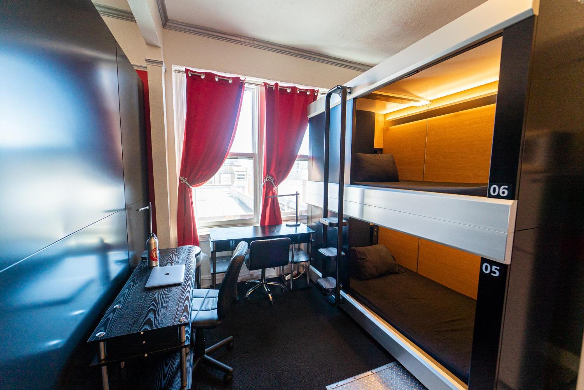 Single Bed 6 Bed Female Capsule Room Private Bathroom