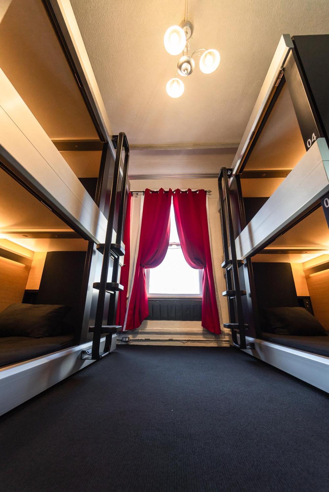 Single Bed 4-Bed Female Capsule Room