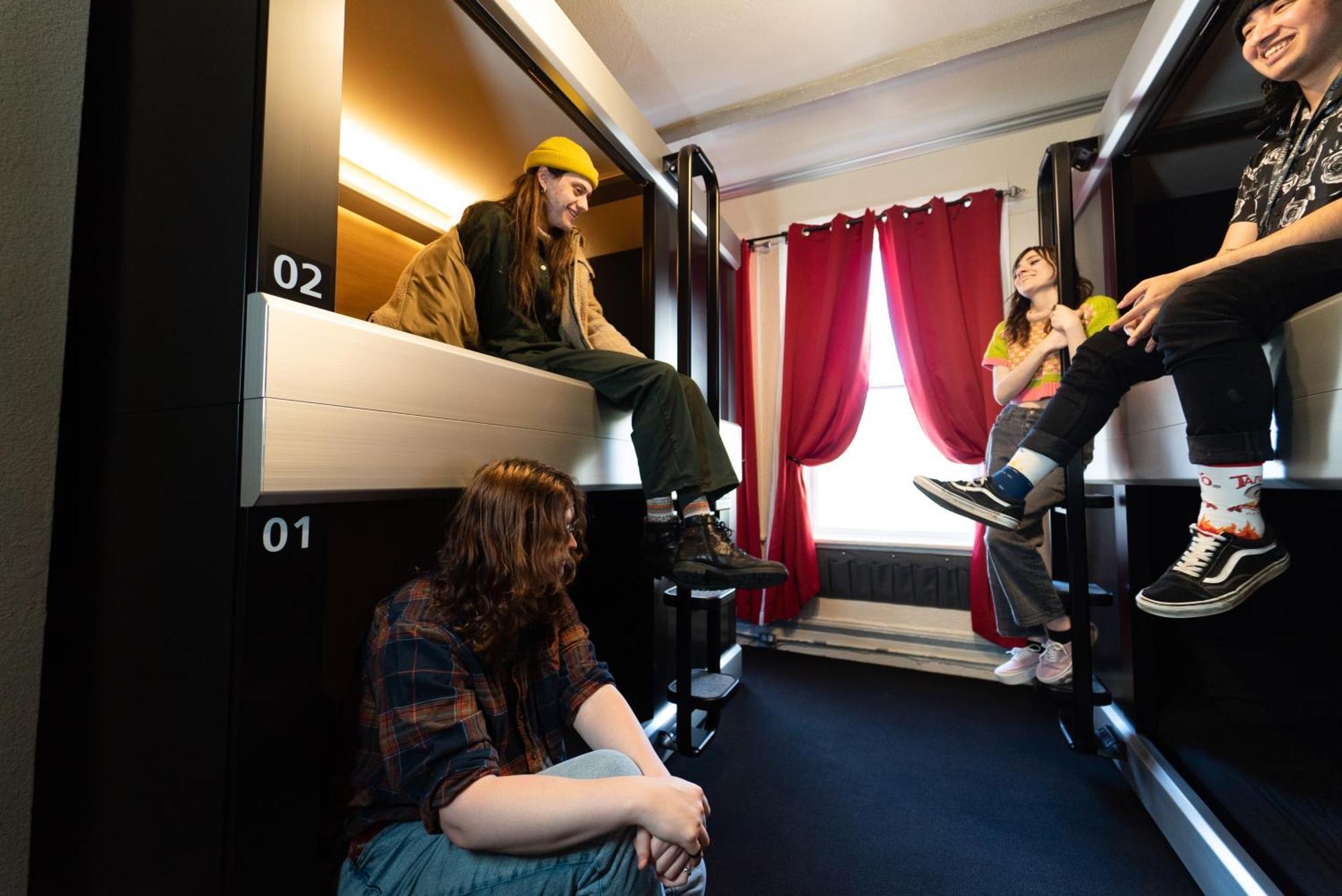 Single Bed 4-Bed Female Capsule Room