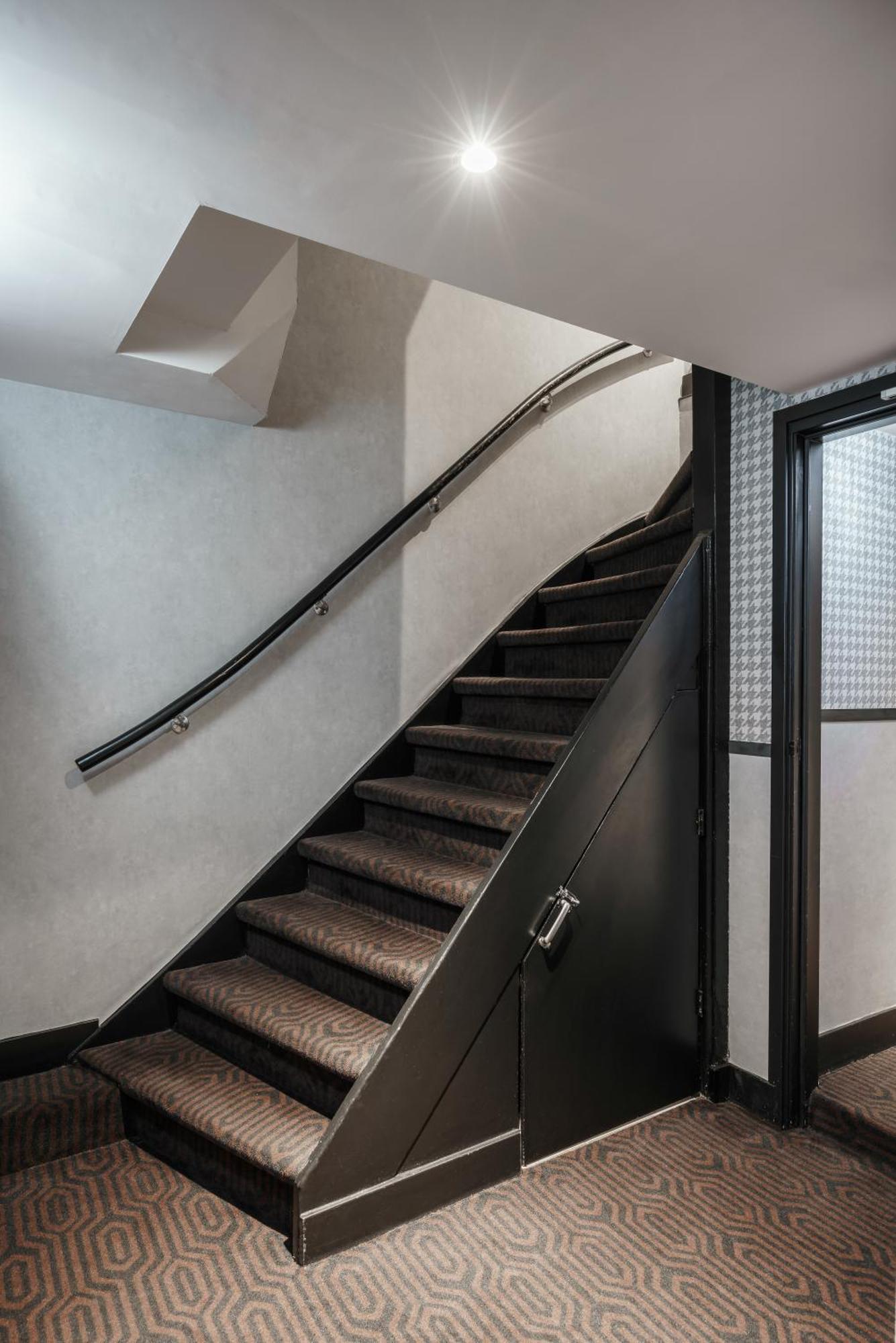 Souterrain Twin Room Below Street Level Limited View no lift access