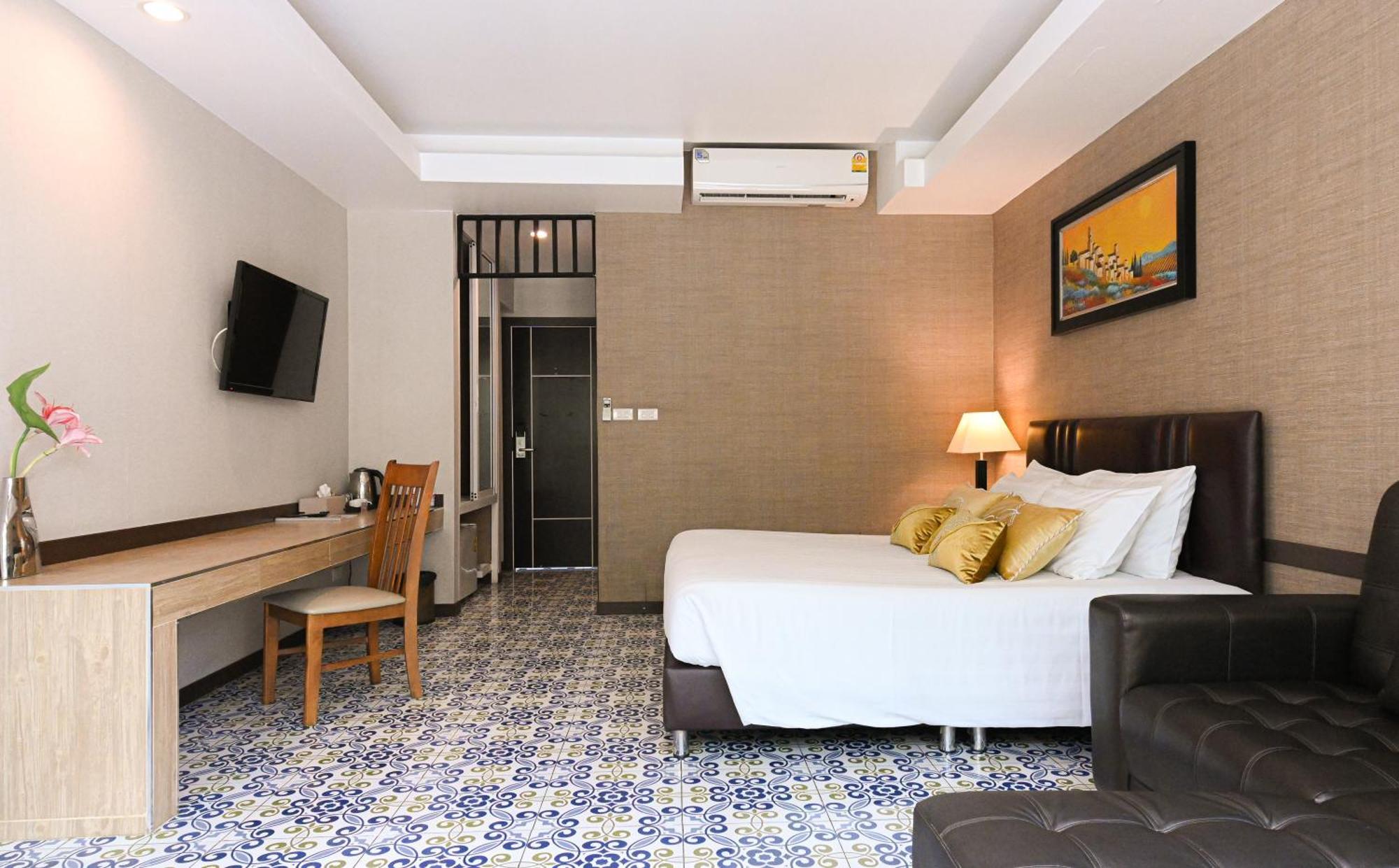 Deluxe Double or Twin Room Pool View