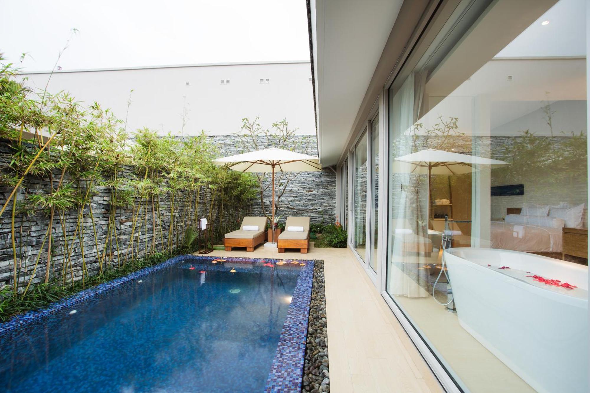 Two-Bedroom Villa Private Pool Bathtub