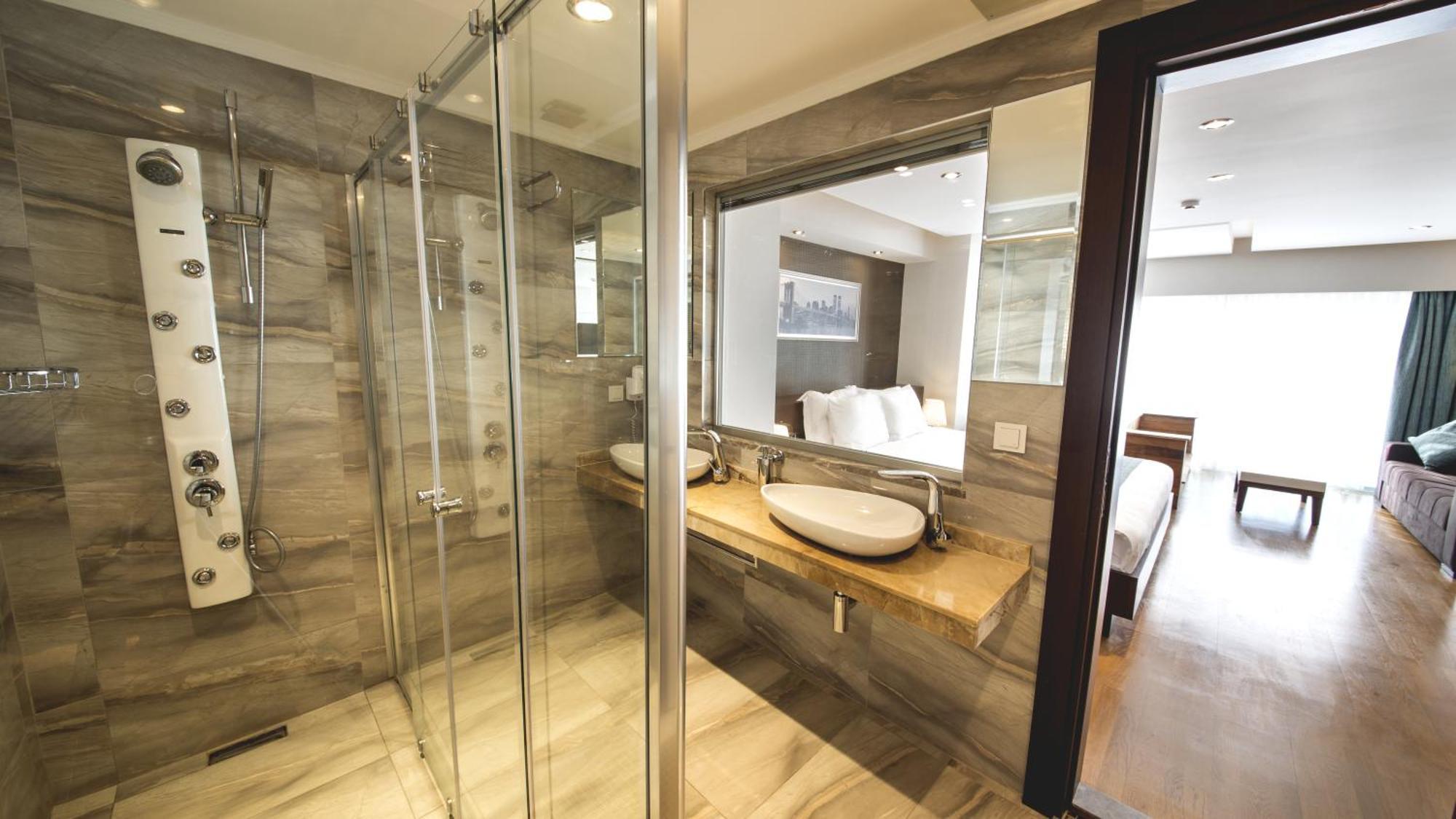 Honeymoon Suite