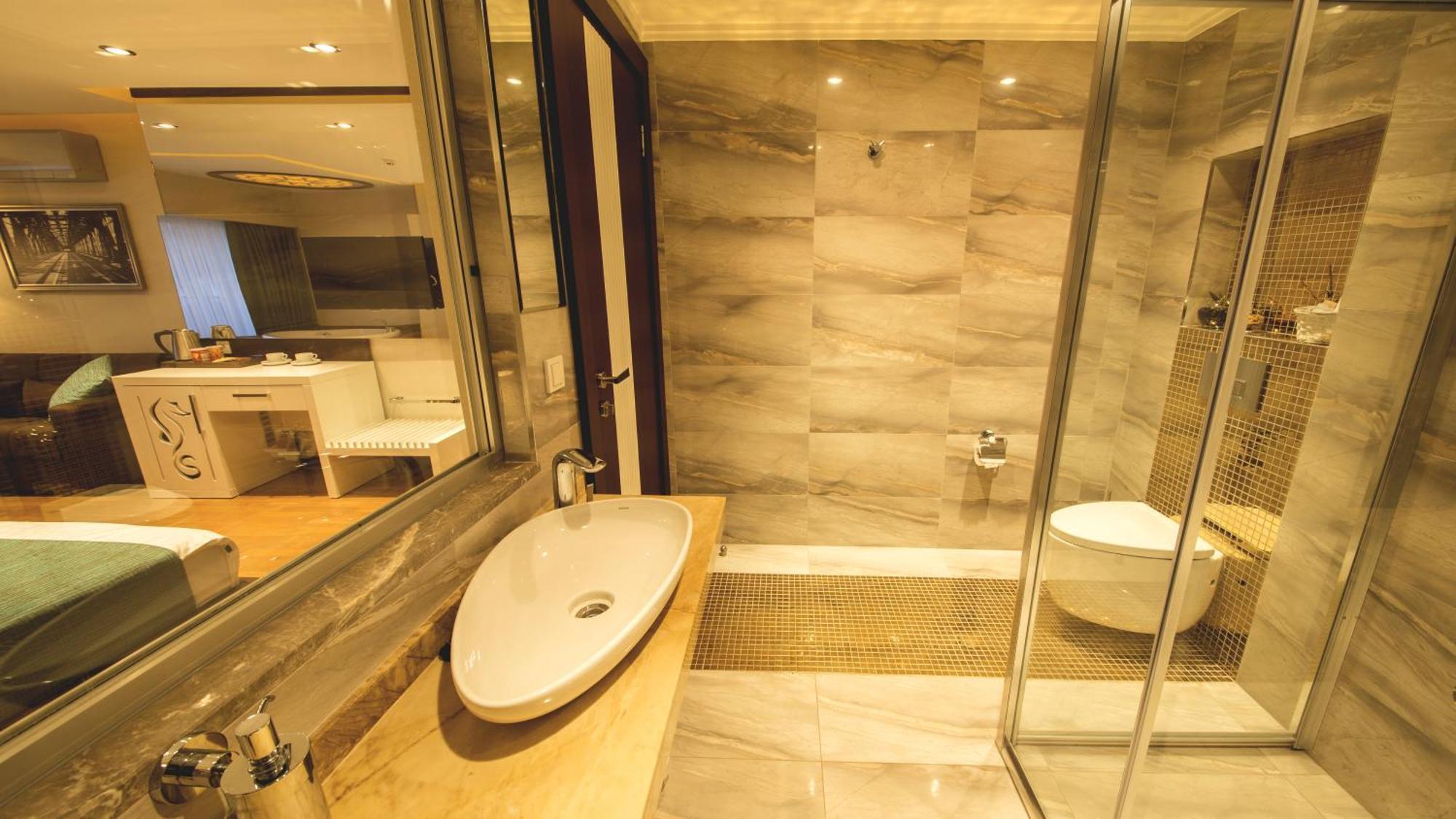 Honeymoon Suite