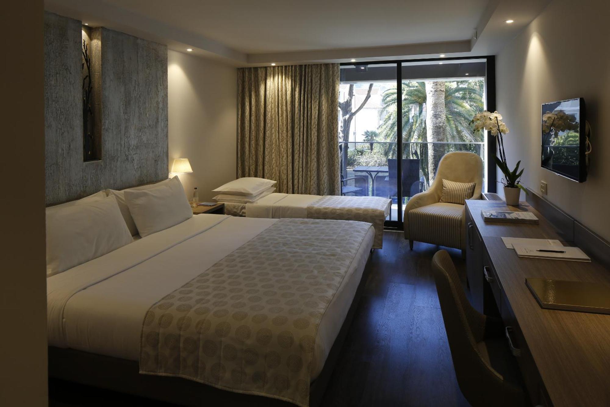Deluxe Double Room balcony Garden View