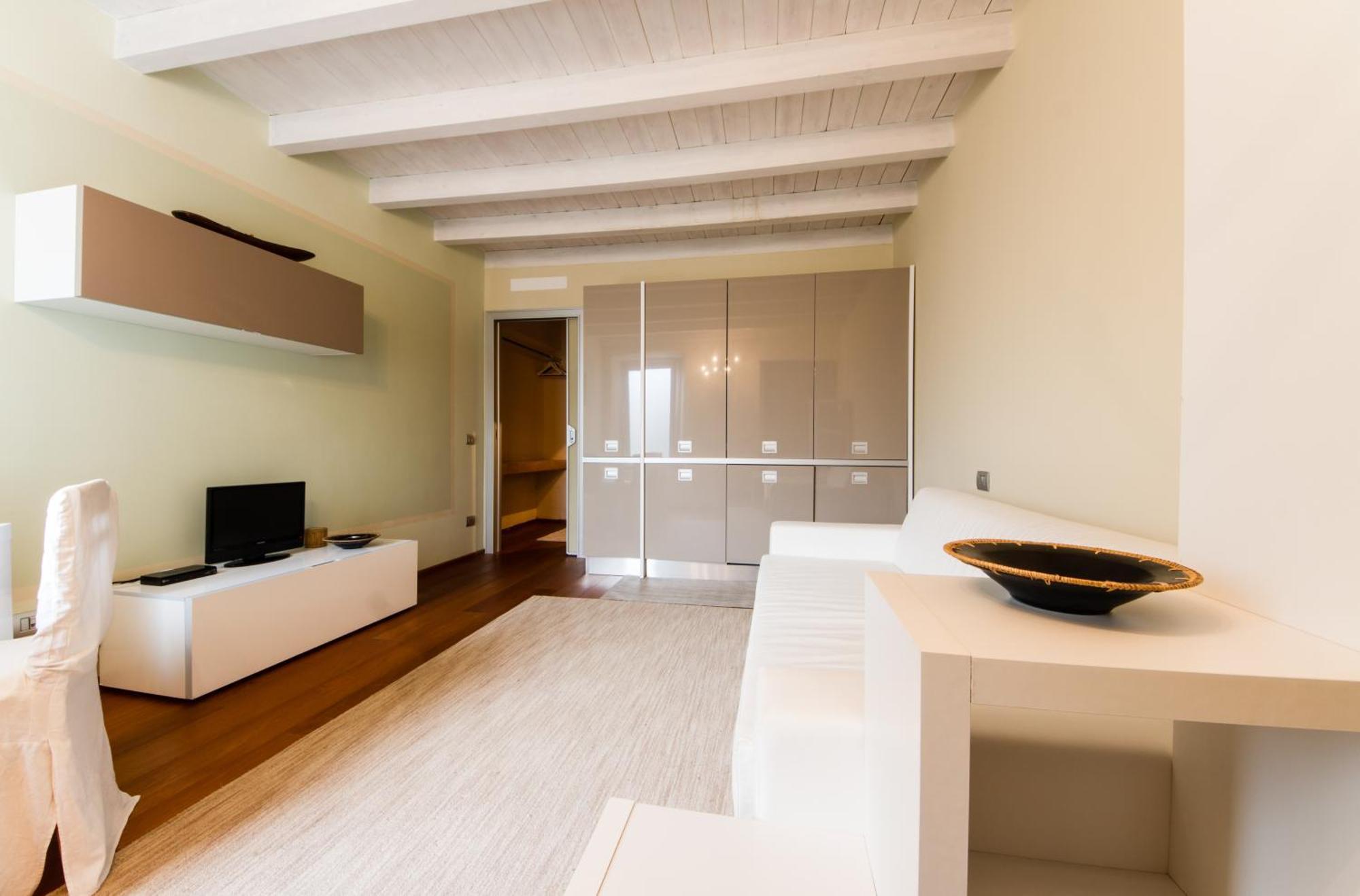 Deluxe One-Bedroom Apartment City View