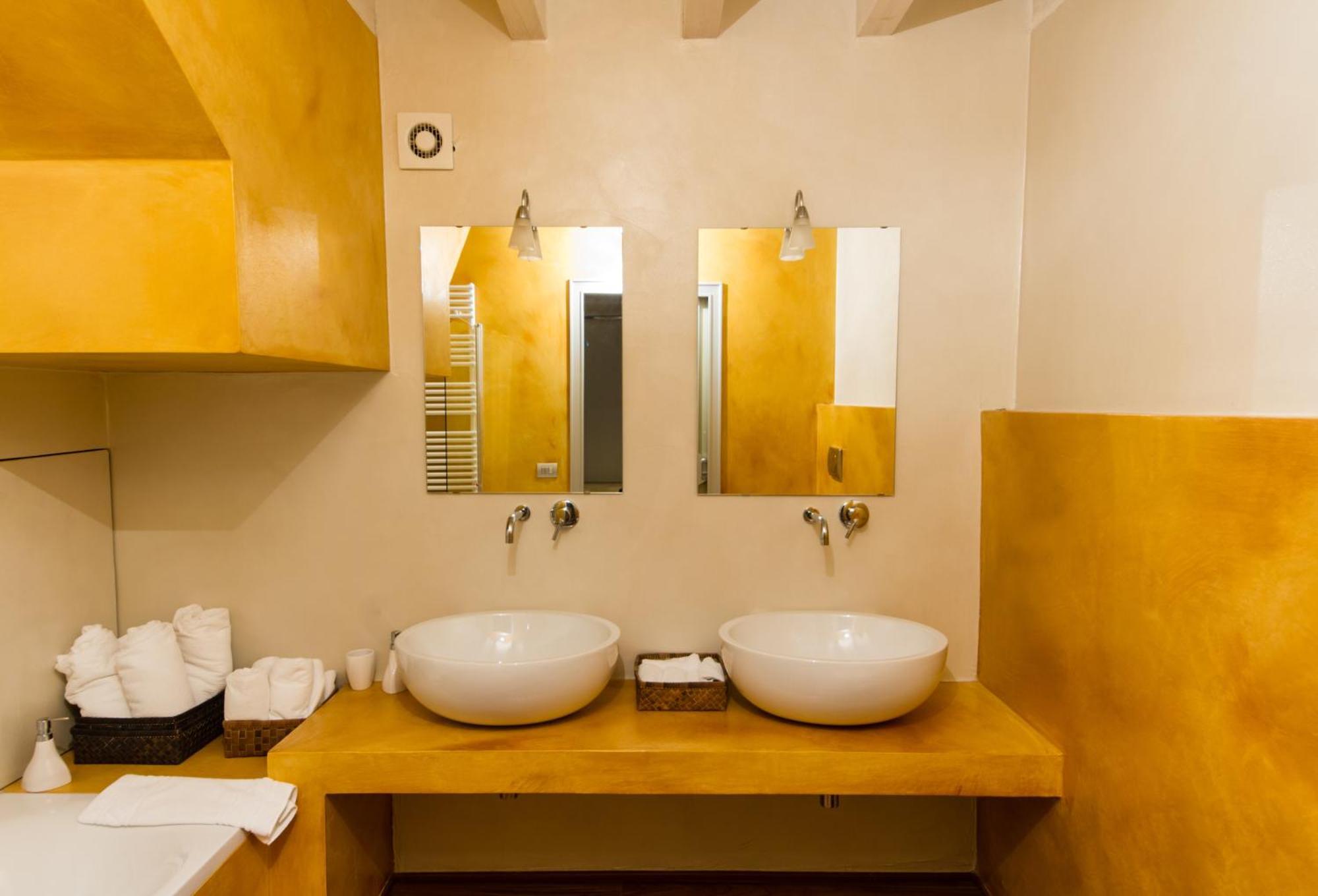 Deluxe One-Bedroom Apartment City View