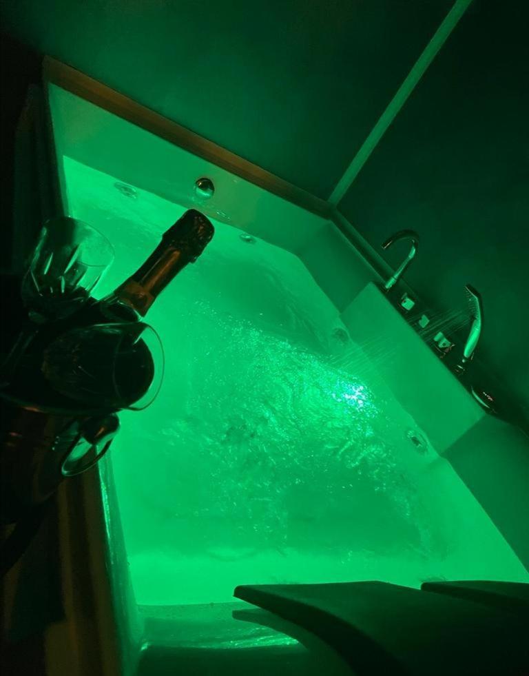 King Suite Spa Bath