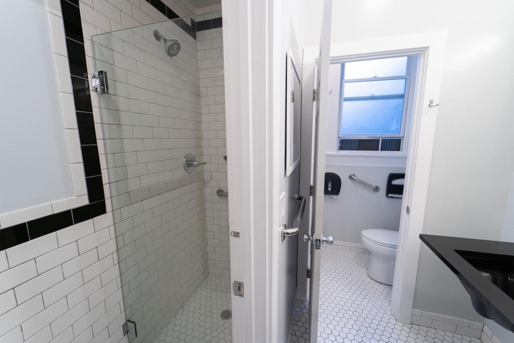 Single Bed 6 Bed Female Capsule Room Private Bathroom