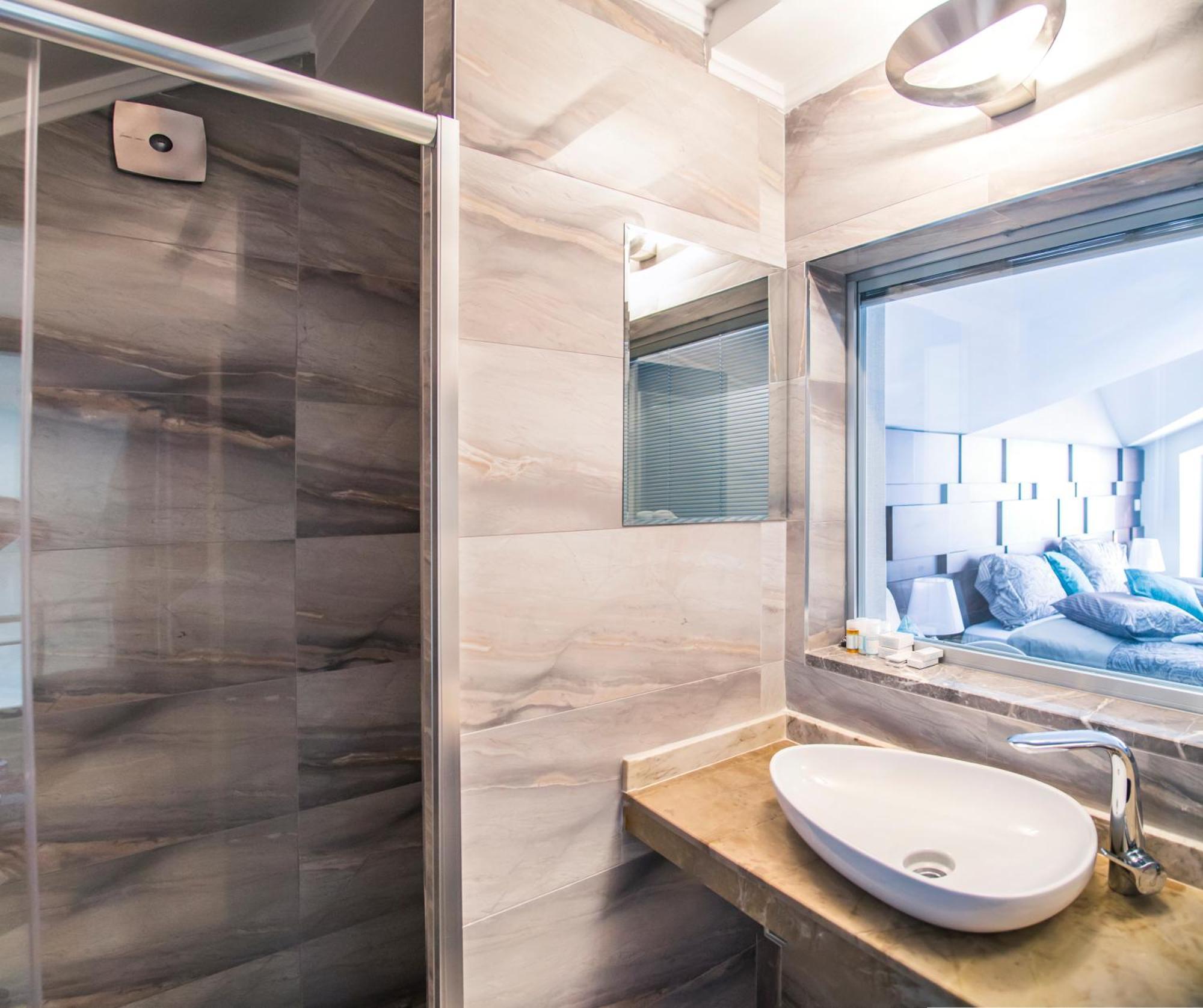 Honeymoon Suite