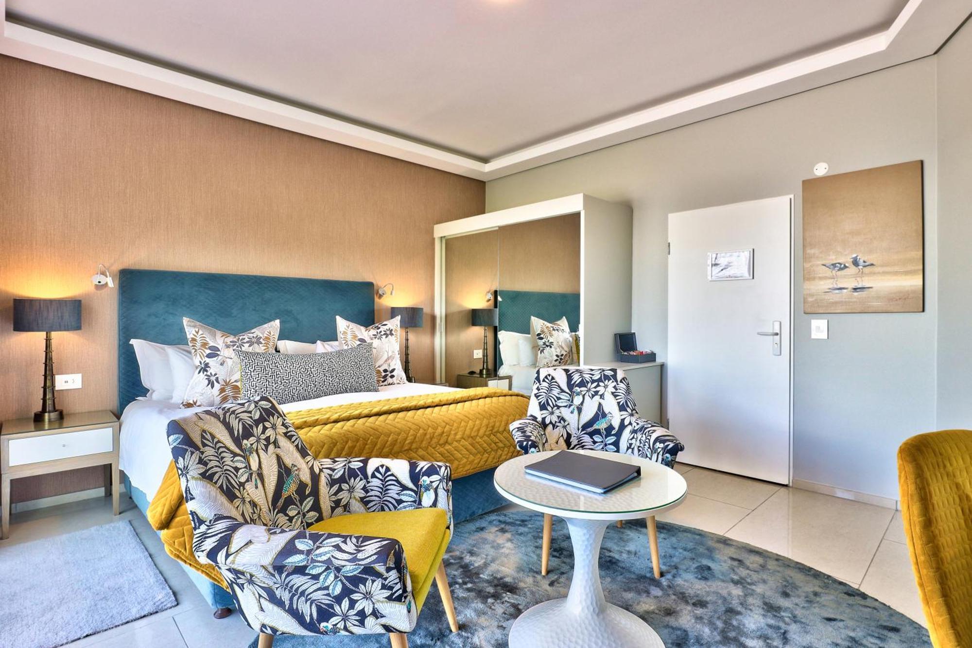 Traveller King or Twin Room Pool Deck Facing
