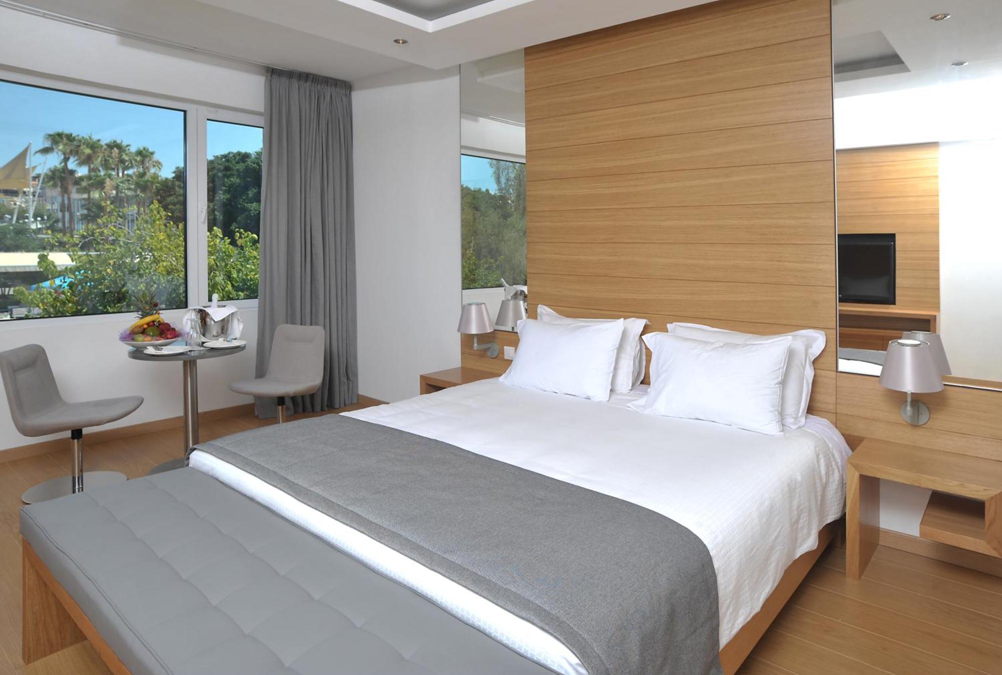 Honeymoon Suite,1589361986:JPEG