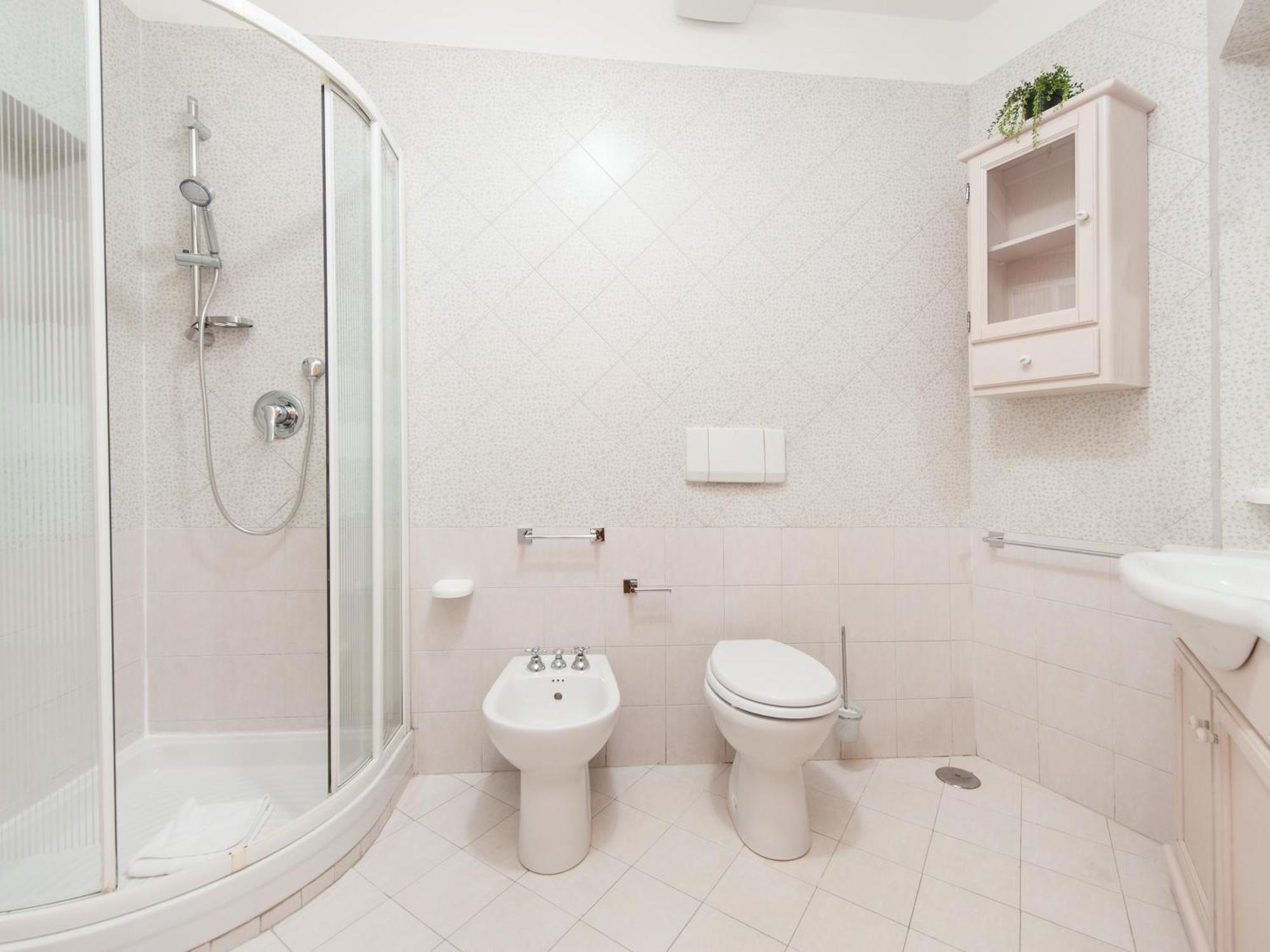 Comfort Triple Room Shower