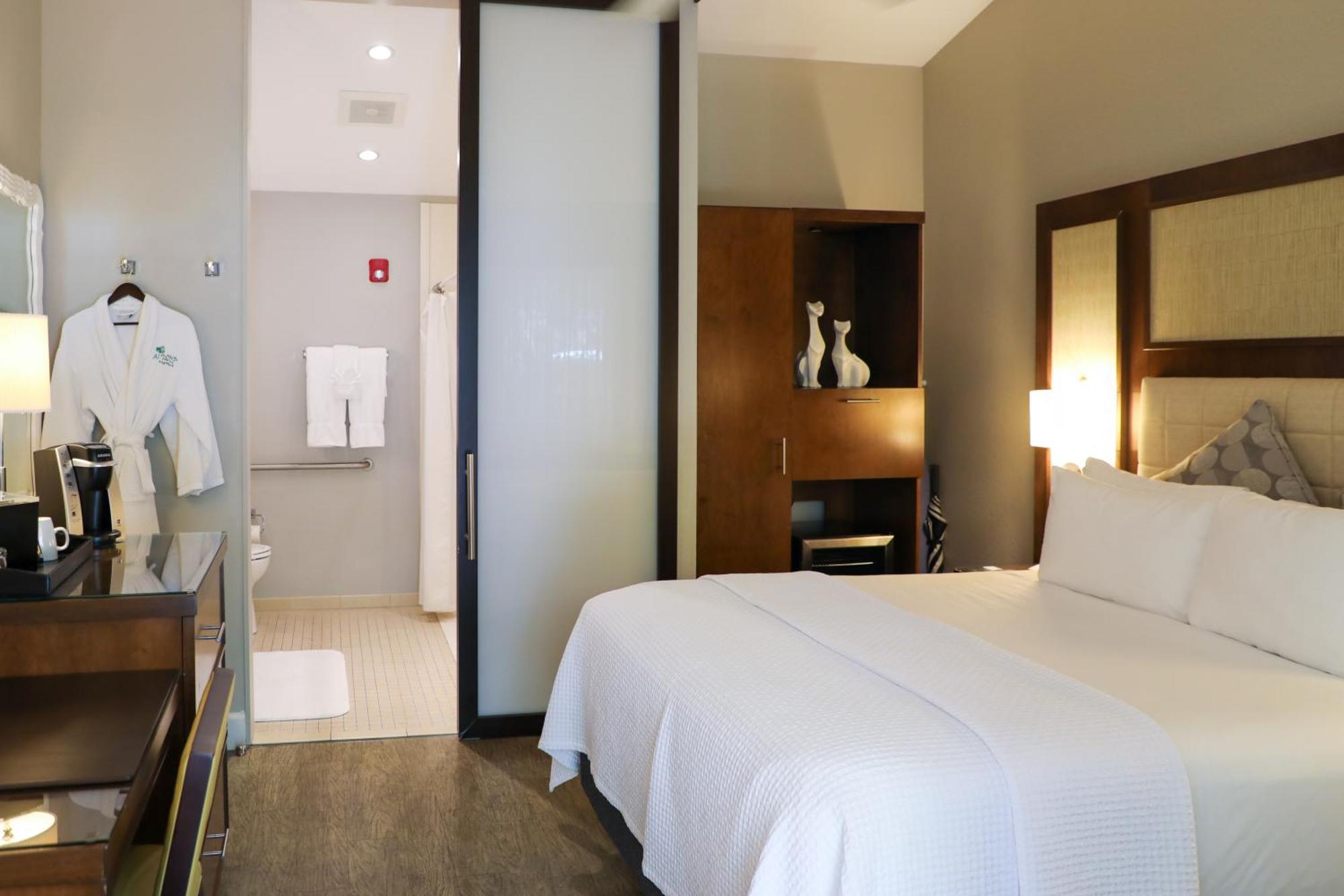 Deluxe Queen Room Disability Access