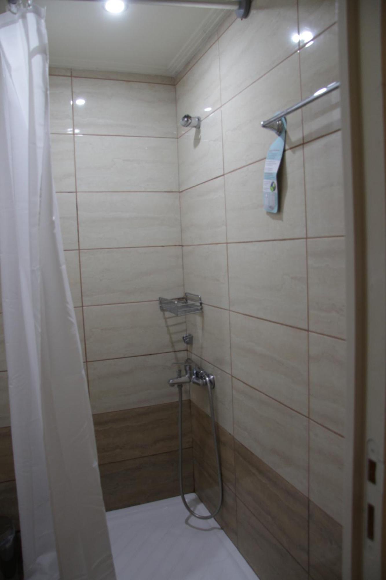 Deluxe Room En Suite Bathroom