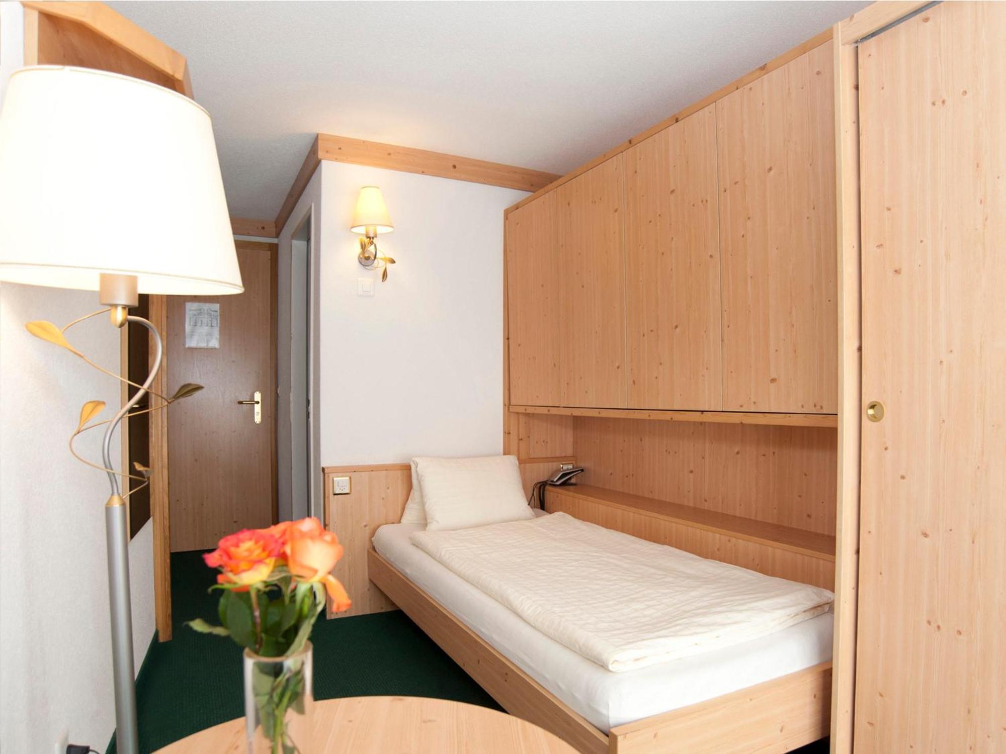 Single Room,47481721:JPEG