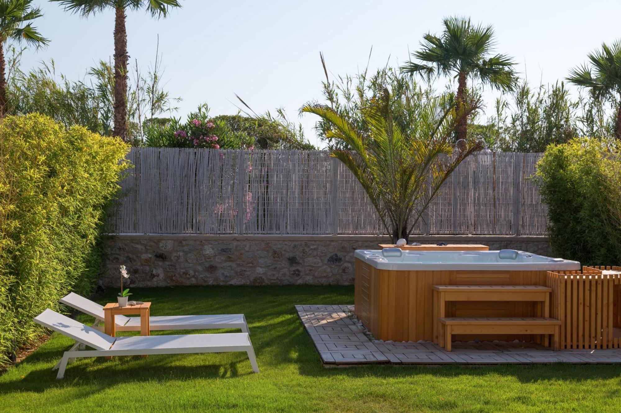 Honeymoon Suite Jacuzzi