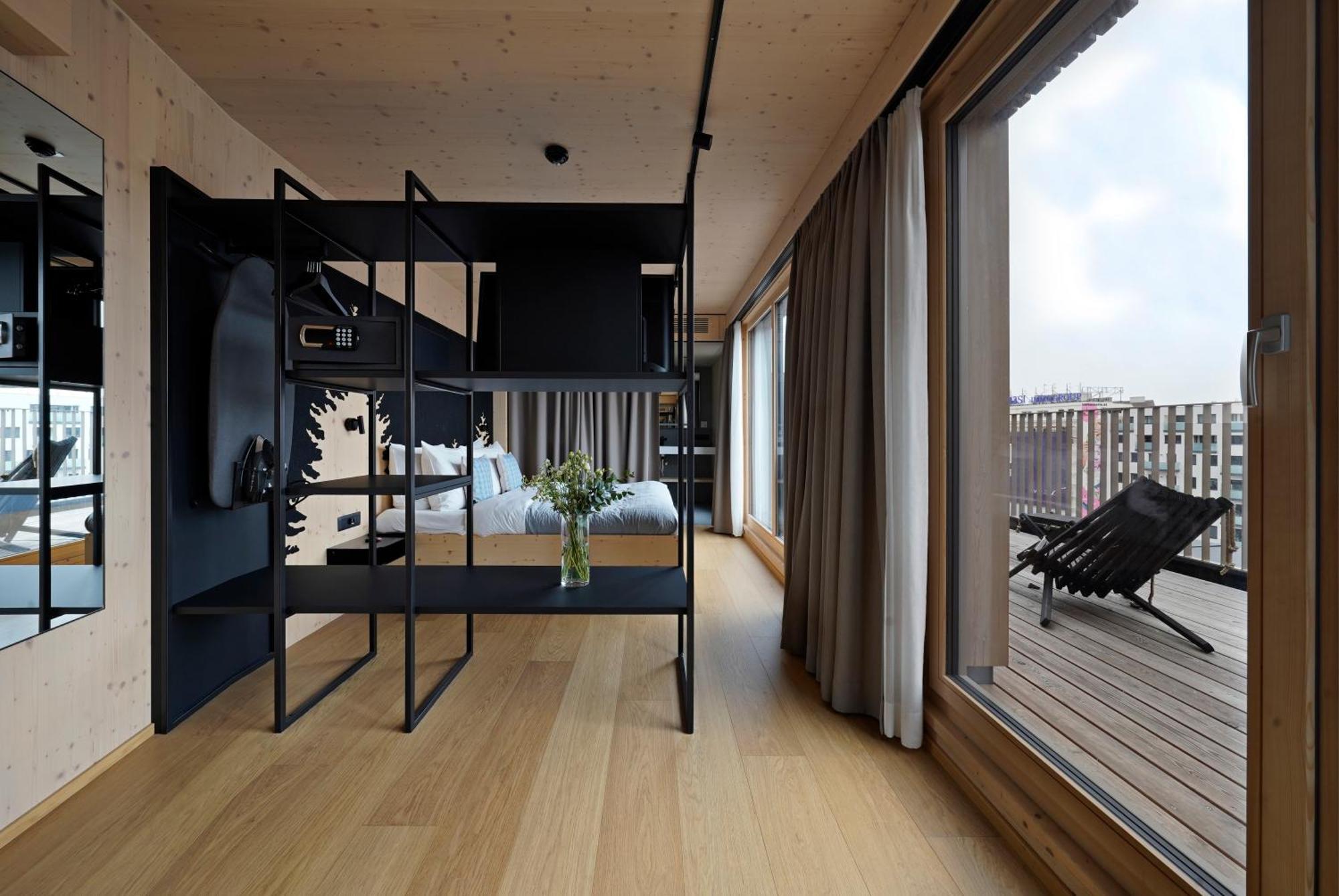 Large Studio Kitchenette Terrace