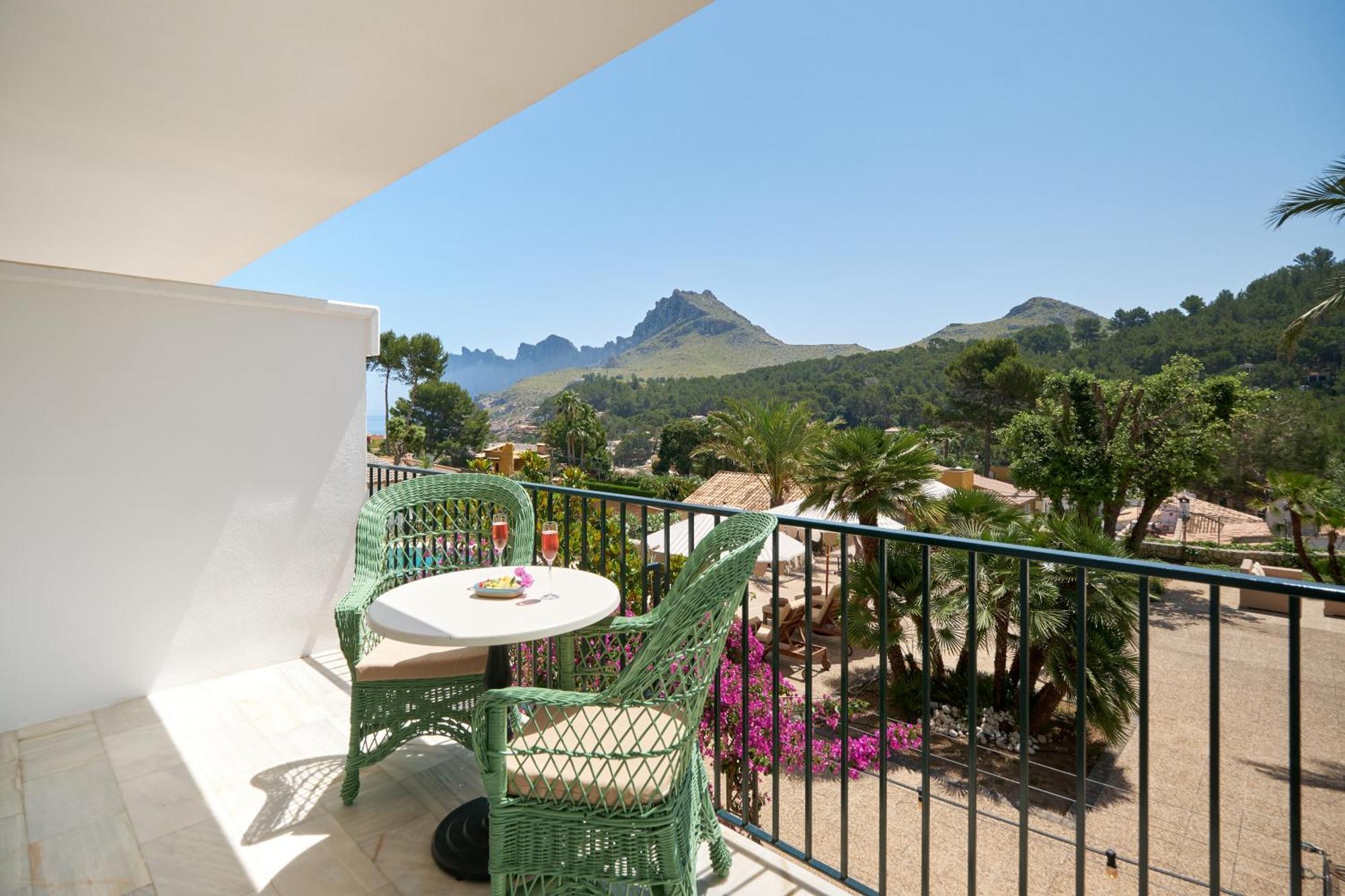 Suite Pool & Mountain View