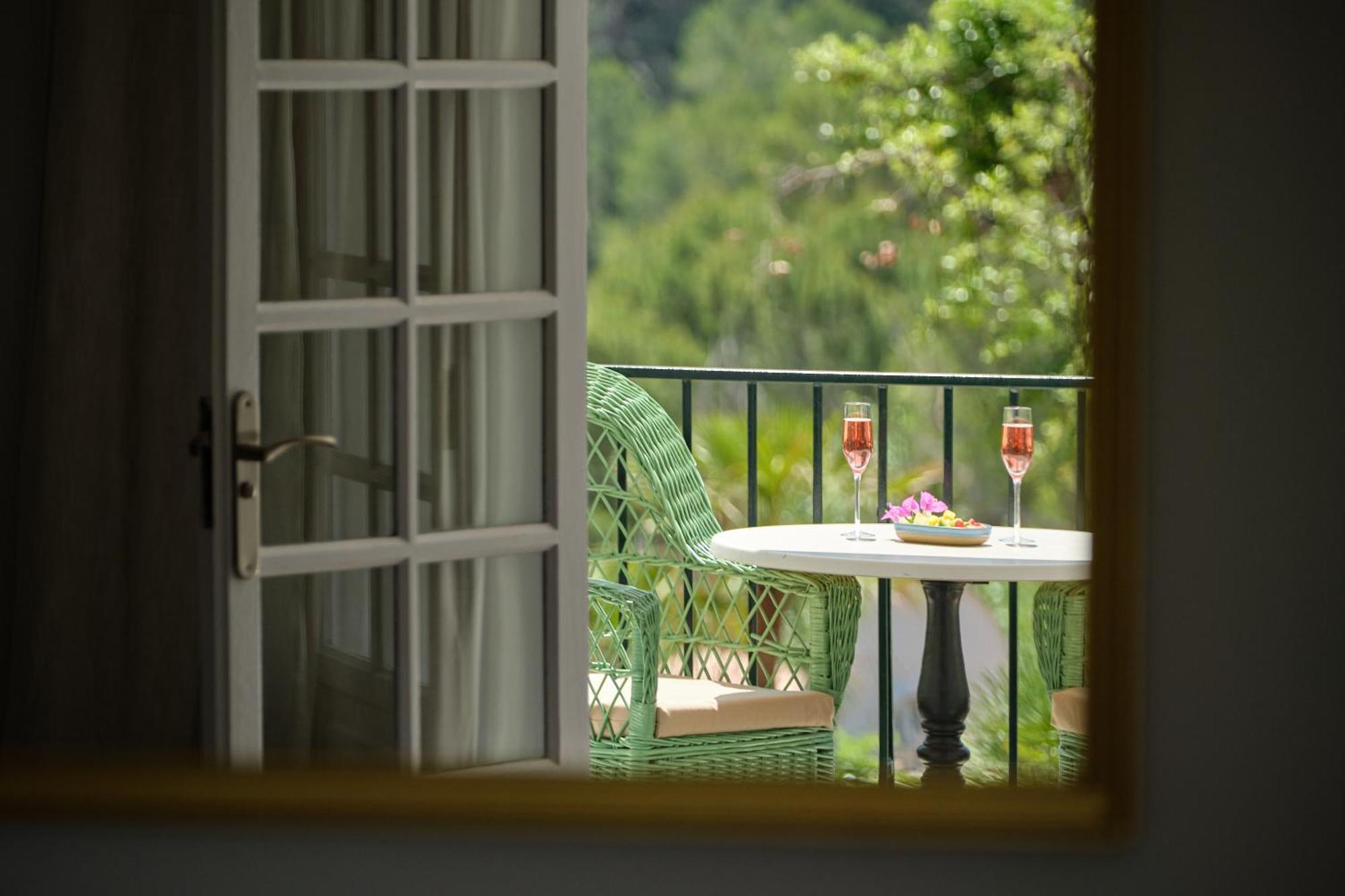 Suite Pool & Mountain View