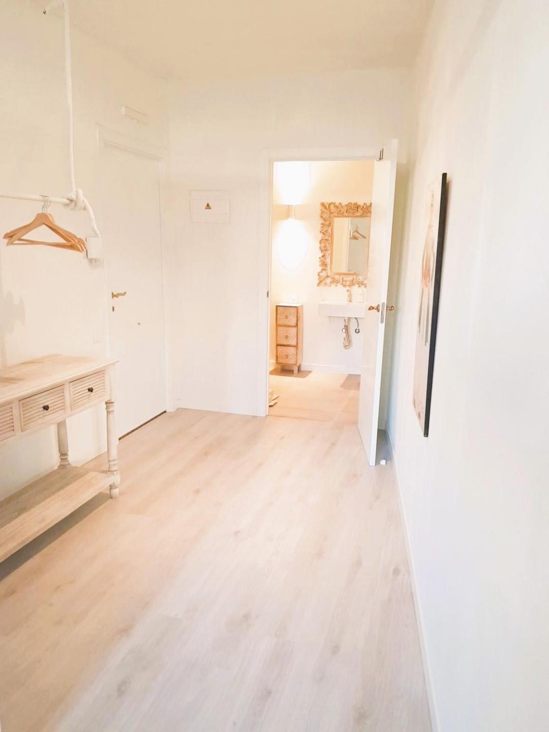 Deluxe Double Room Shower