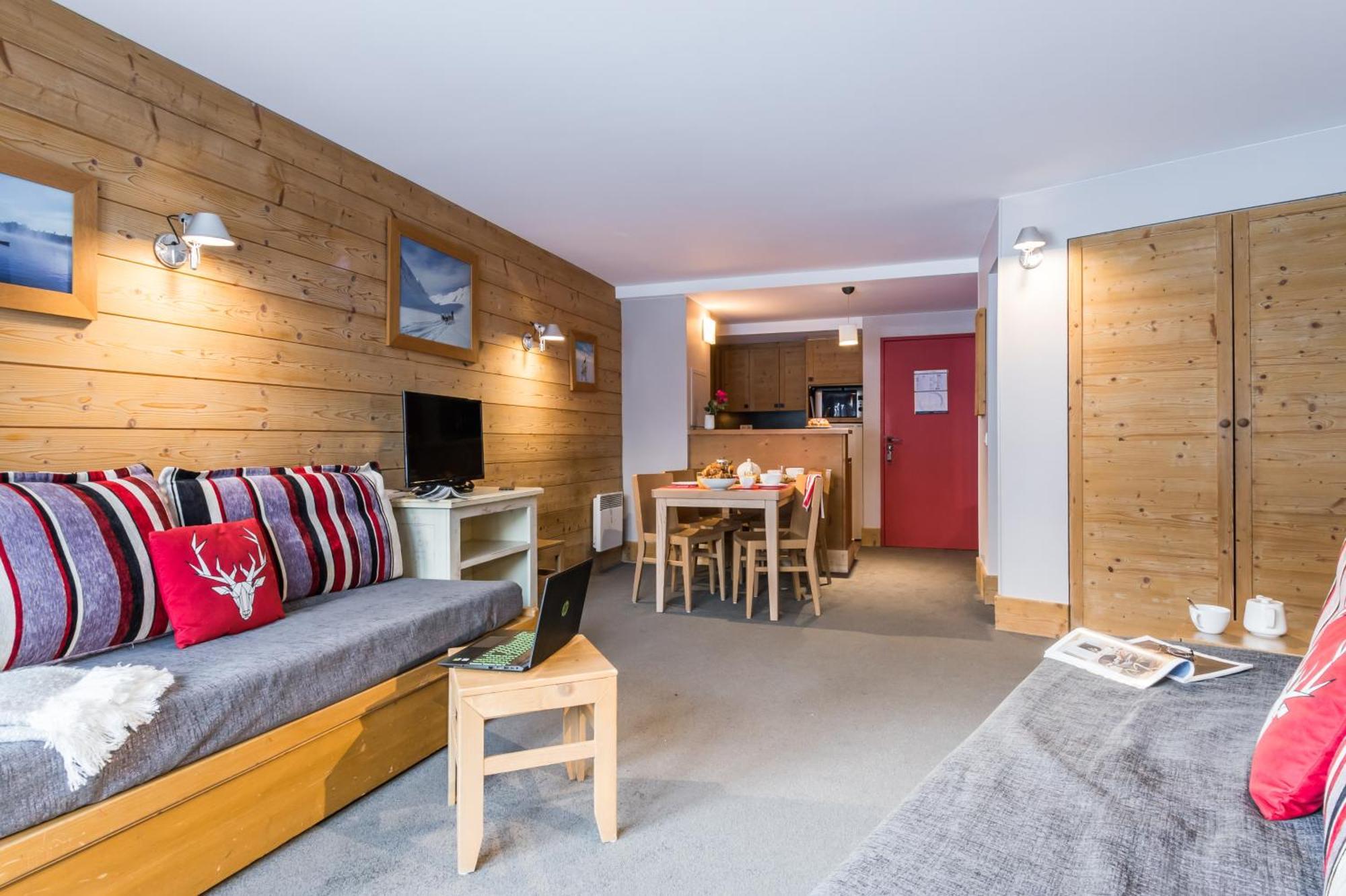 One-Bedroom Apartment Sleeping Alcove South Side