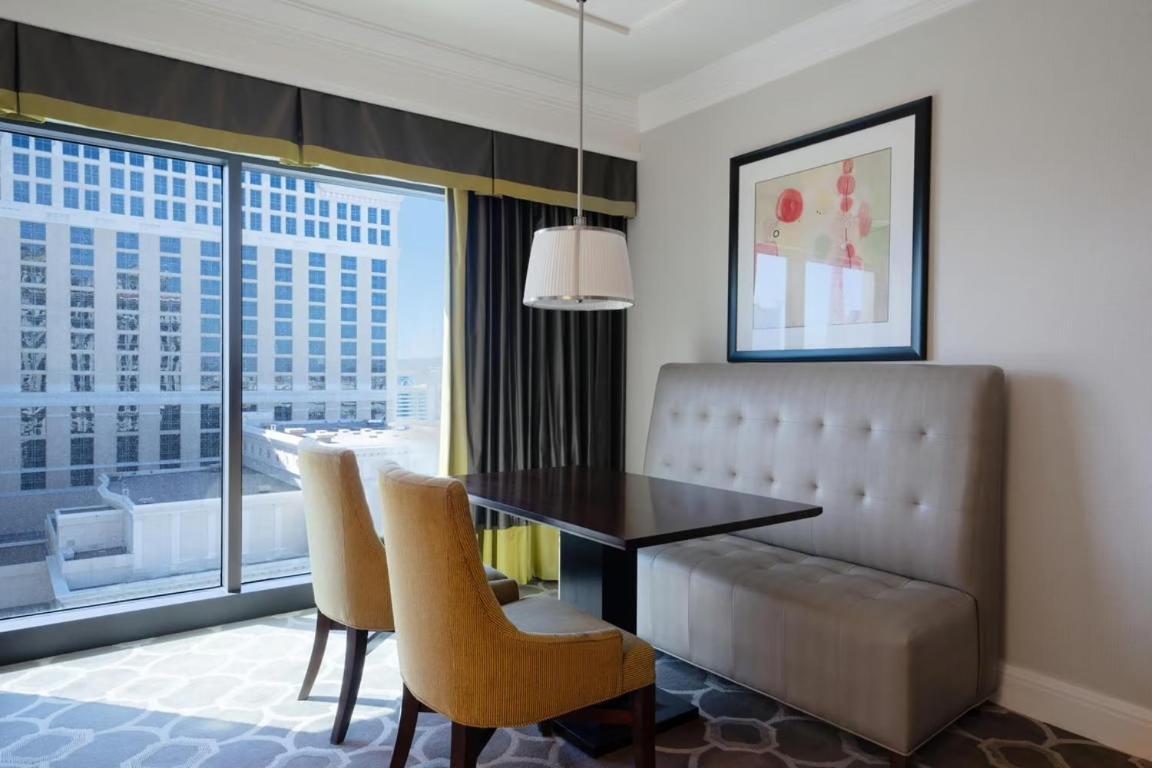 Octavius Executive Suite 1 King Bed 2 Queen Bedroom