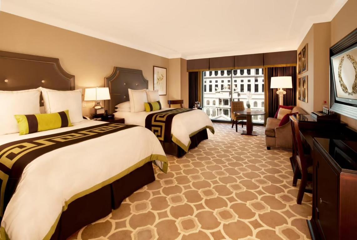 Octavius Executive Suite 1 King Bed 2 Queen Bedroom