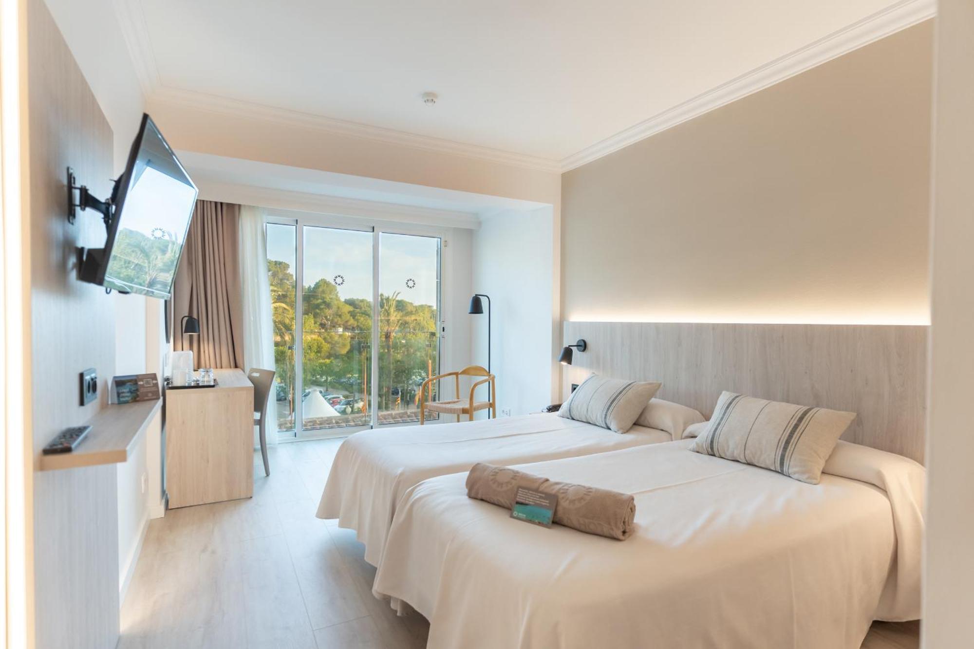 Twin Room Front View