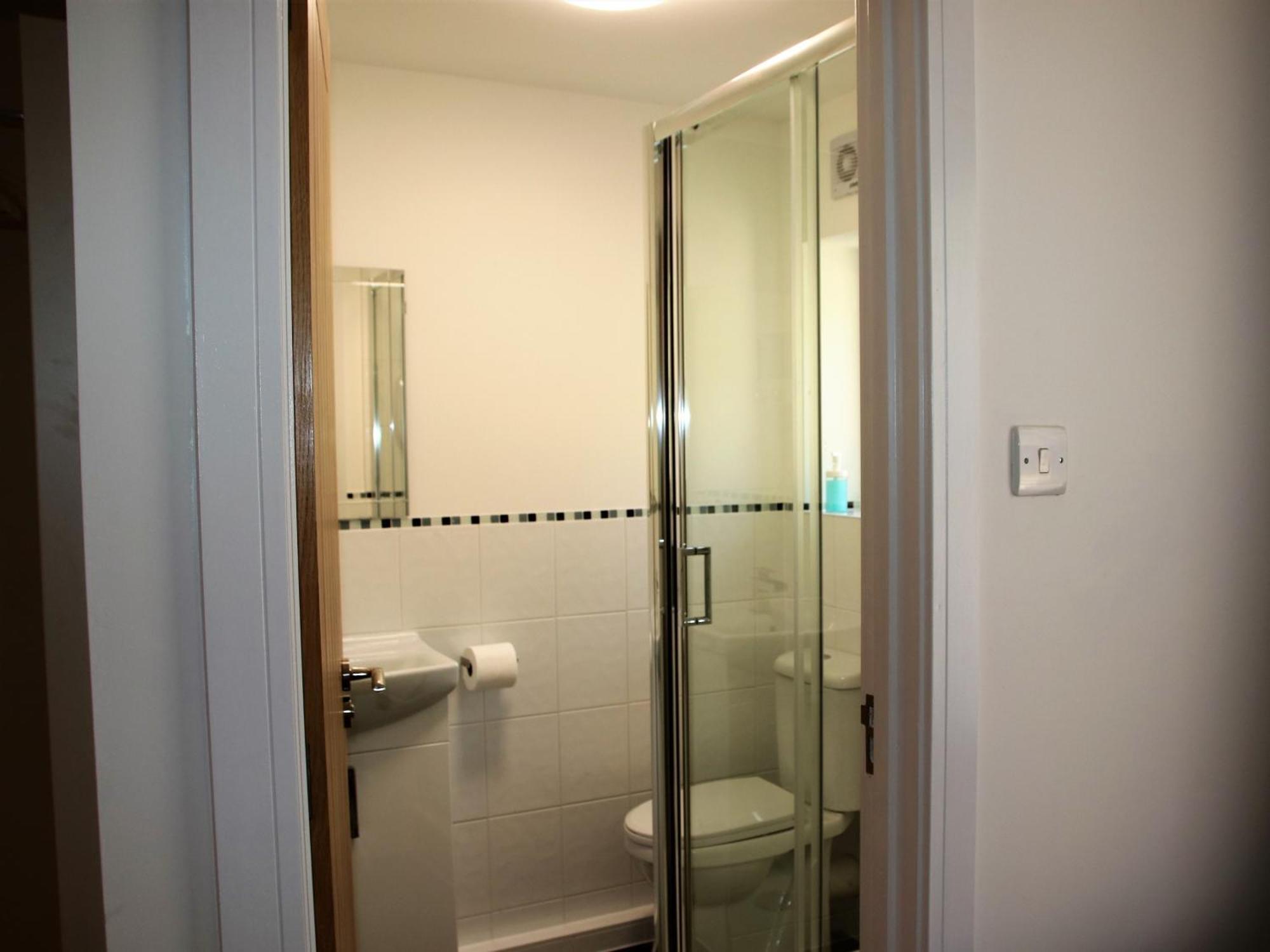 Deluxe Double Room Shower