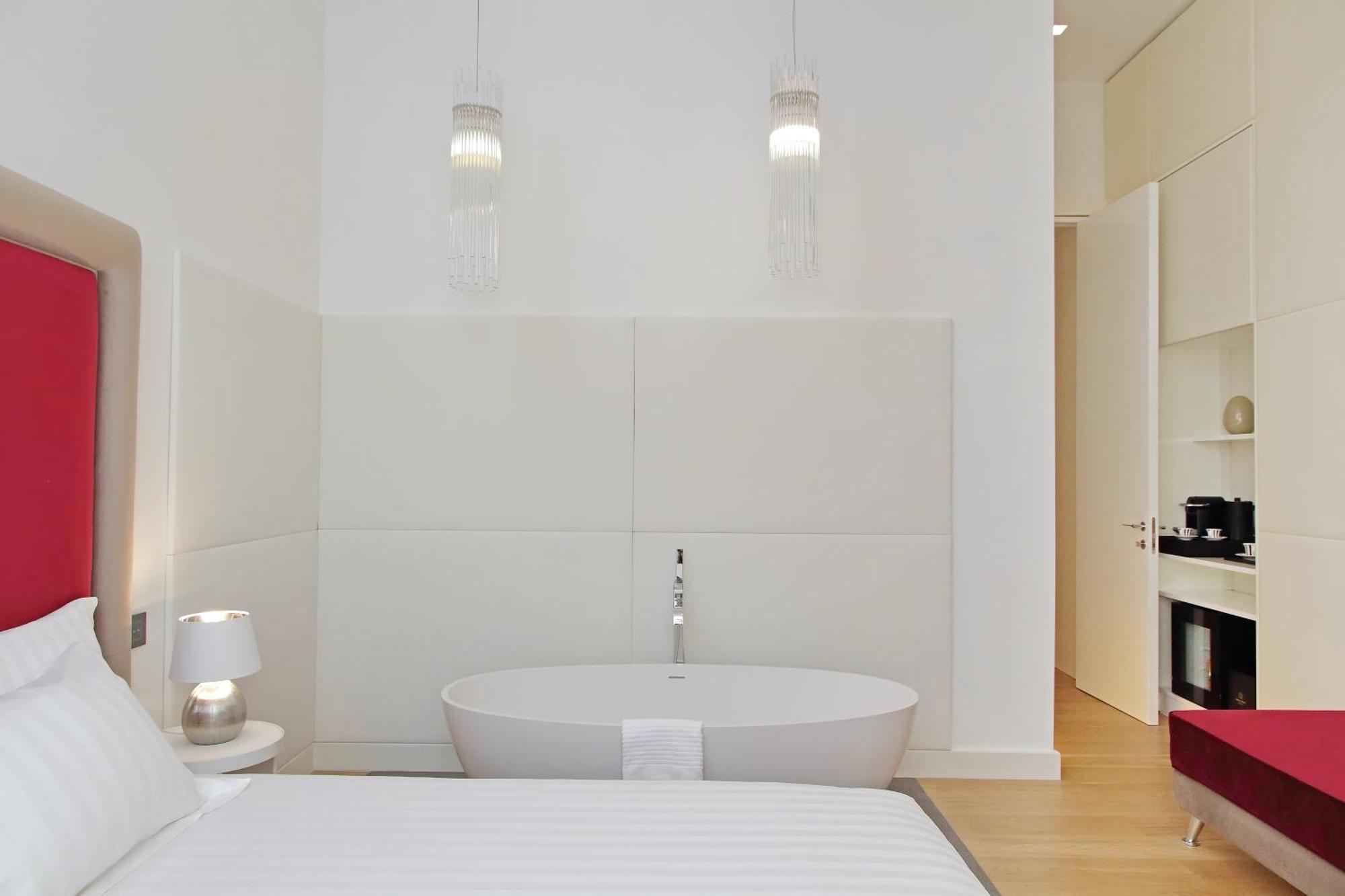 Deluxe King Suite