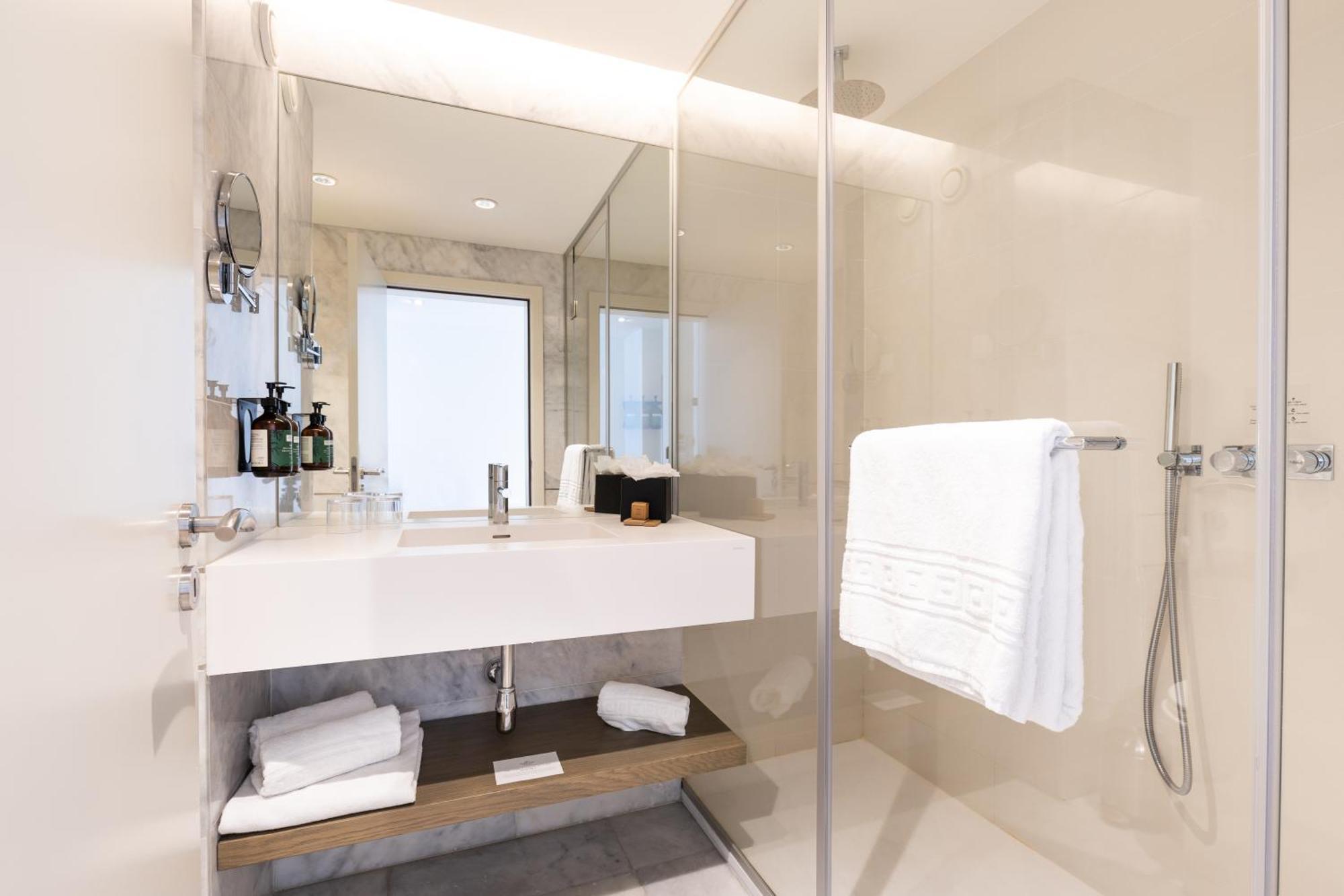 Habitación Doble Premium con cama grande y balcón