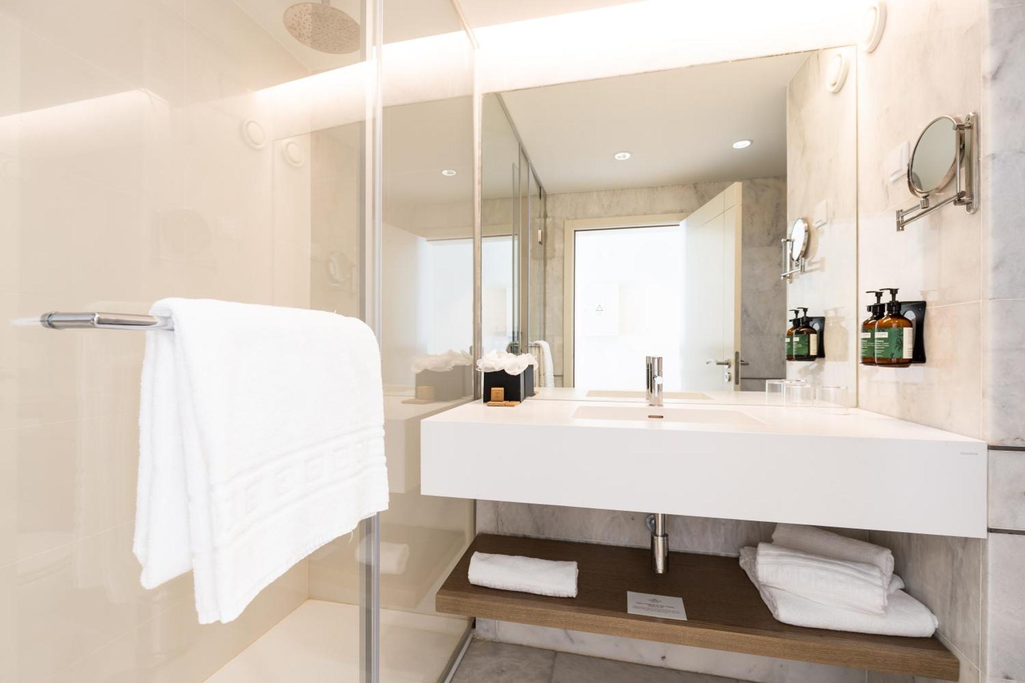 Standard Twin Room Balcony Walk Shower