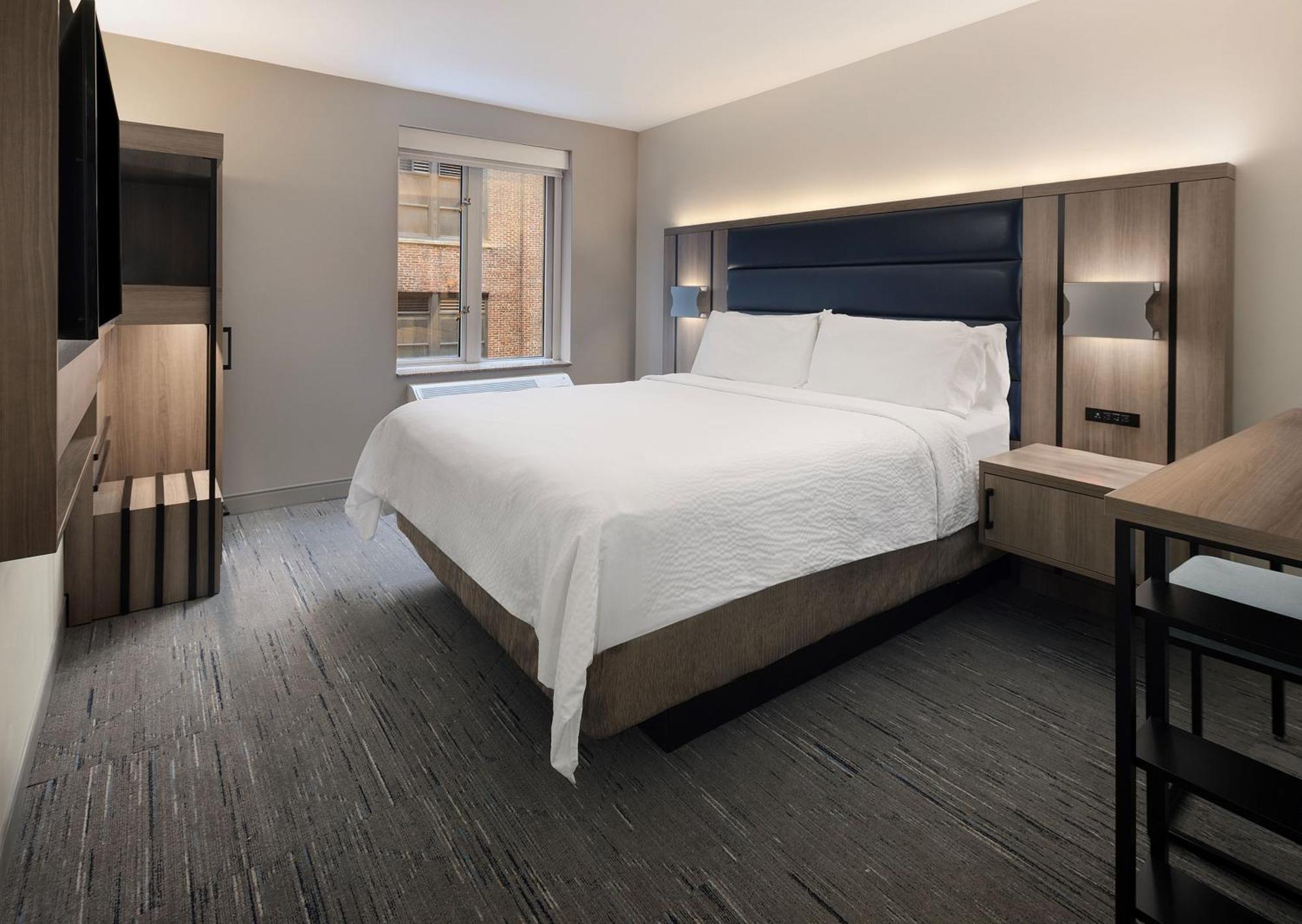 Standard King Room Mobility Accessible Tub