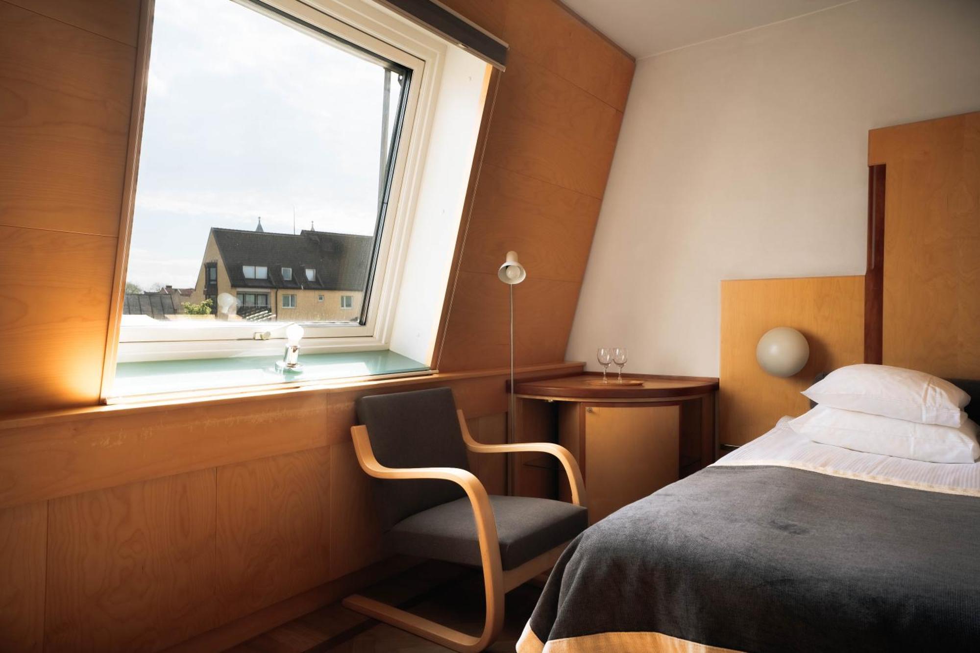 Queen Room 140 cm bed